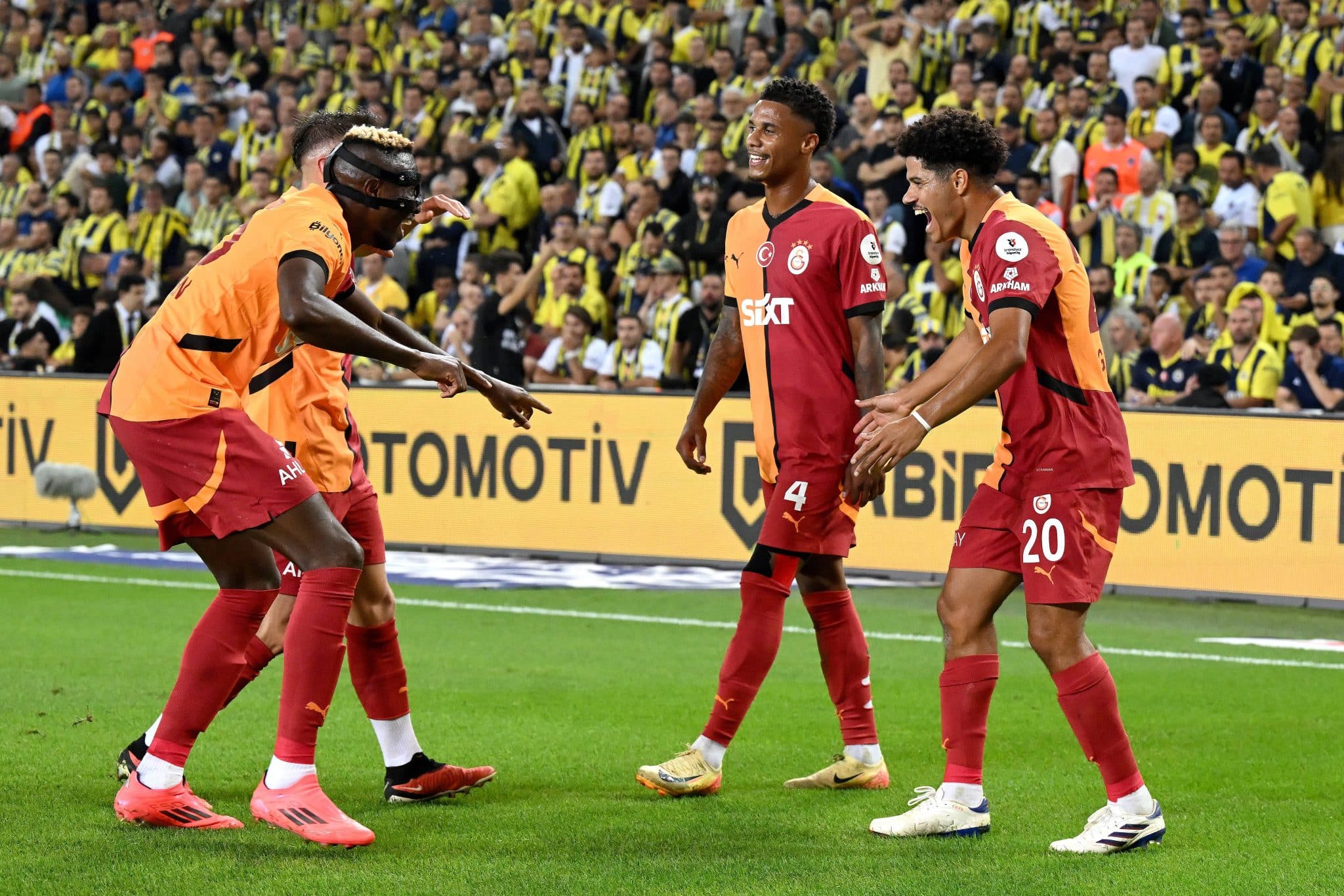 Osimhen e Gabriel Sara celebram gol do Galatasaray no cl&aacute;ssico contra o Fenerbah&ccedil;e