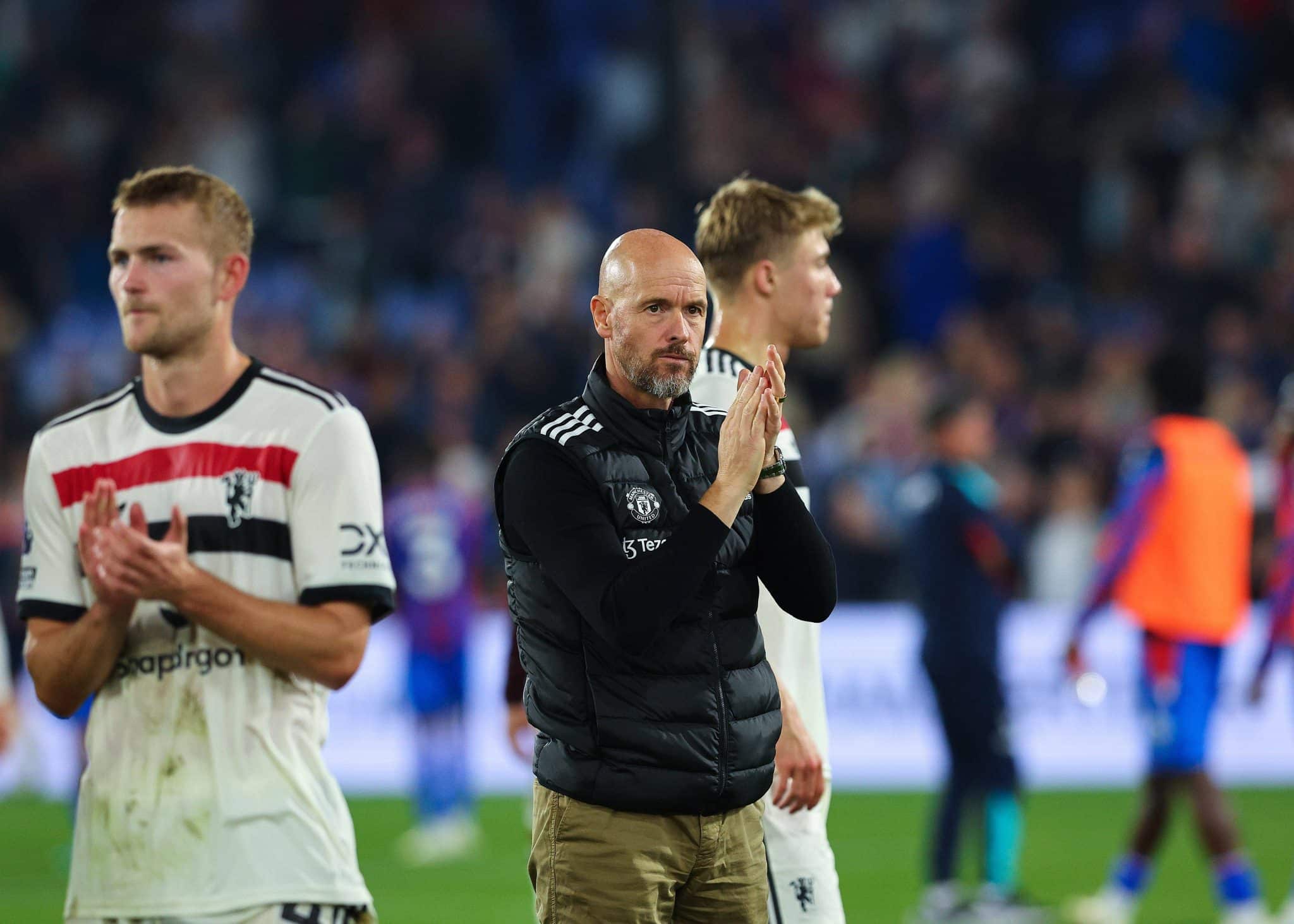 Ten Hag aplaude torcedores ap&oacute;s empate no Selhurst Park