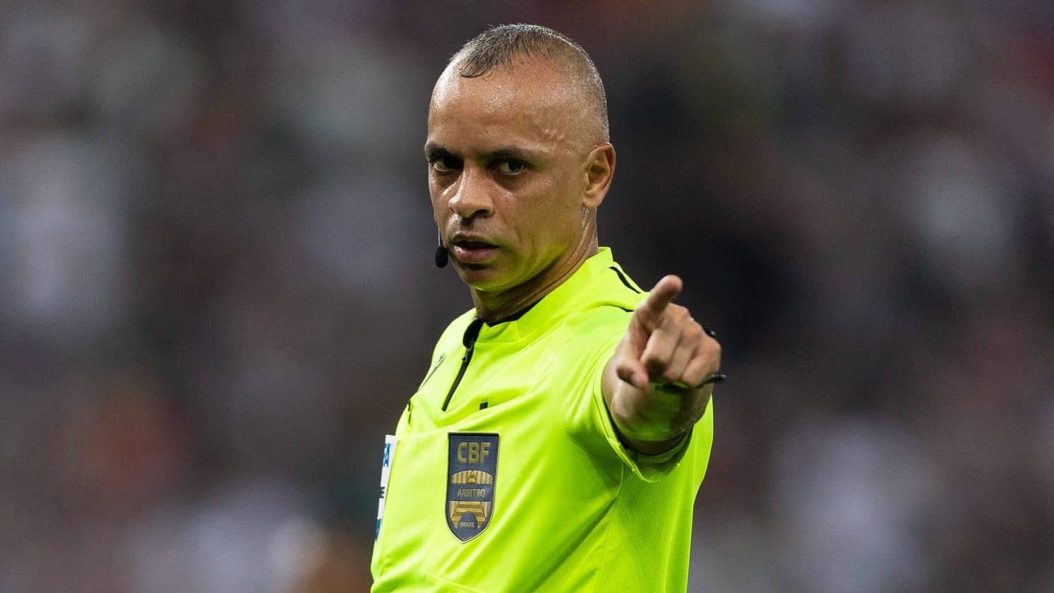 &lsquo;N&atilde;o sei se existe press&atilde;o externa&rsquo;, questiona Mano ap&oacute;s Textor criticar arbitragem