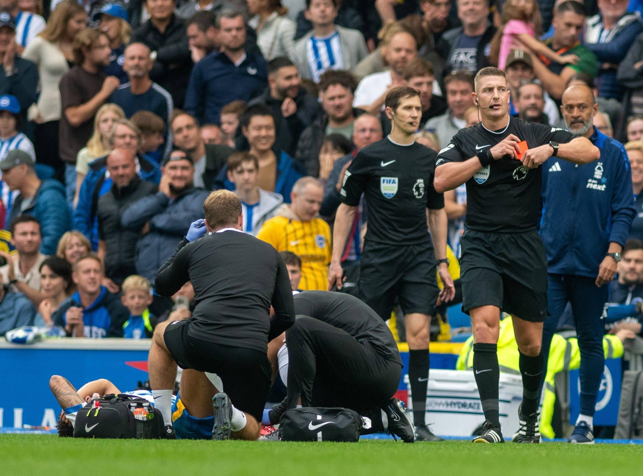 Jo&atilde;o Pedro sofre falta de Gibbs-White em Brighton x Nottingham Forest. Foto: Imago