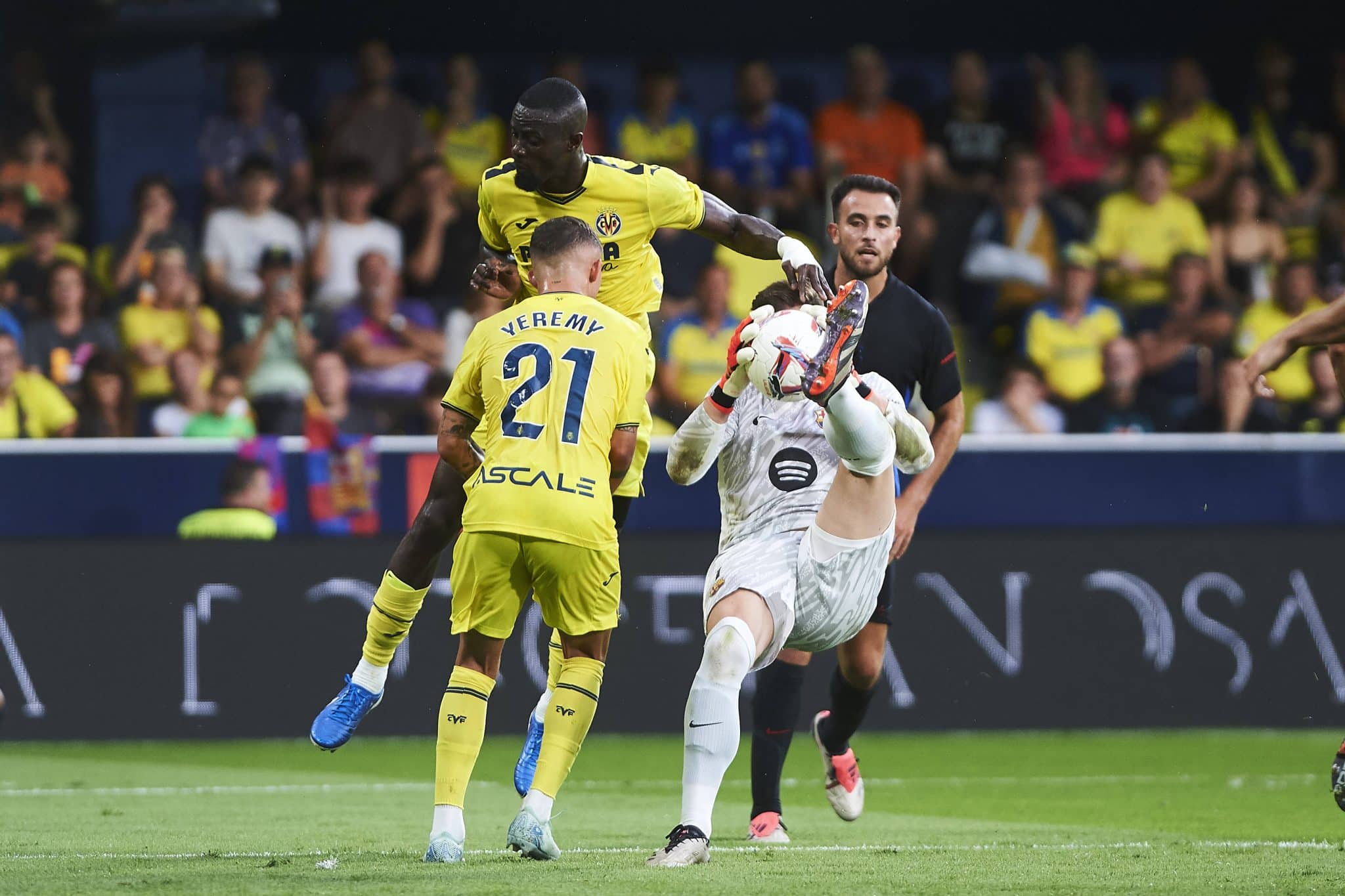 Momento em que Ter Stegen caiu de mau jeito e se lesionou 