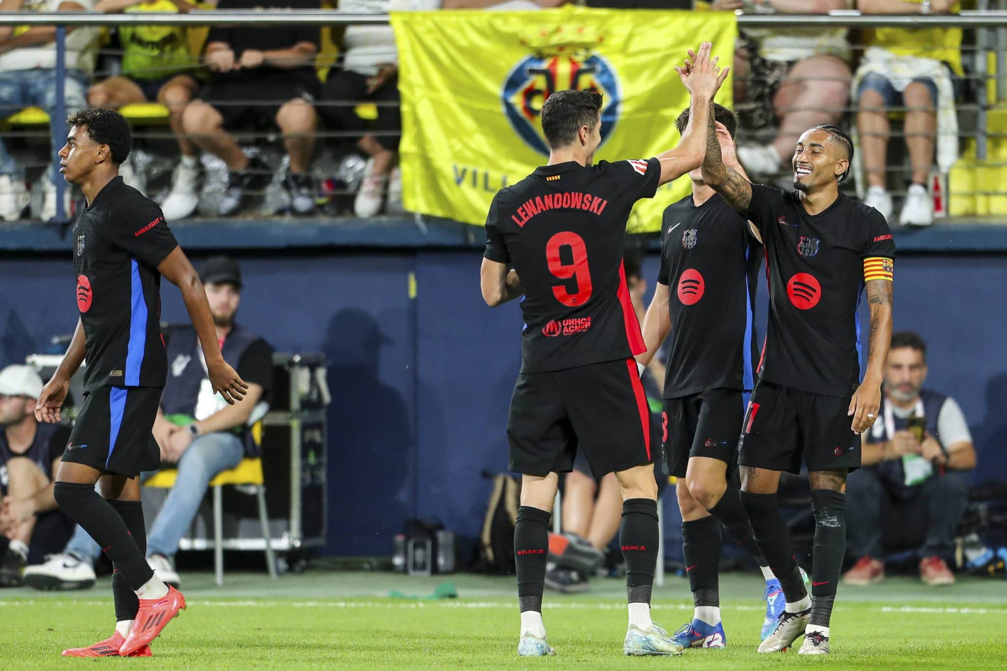 Lewandowski&nbsp;e Raphinha celebram gol em Villarreal 1 x 5 Barcelona