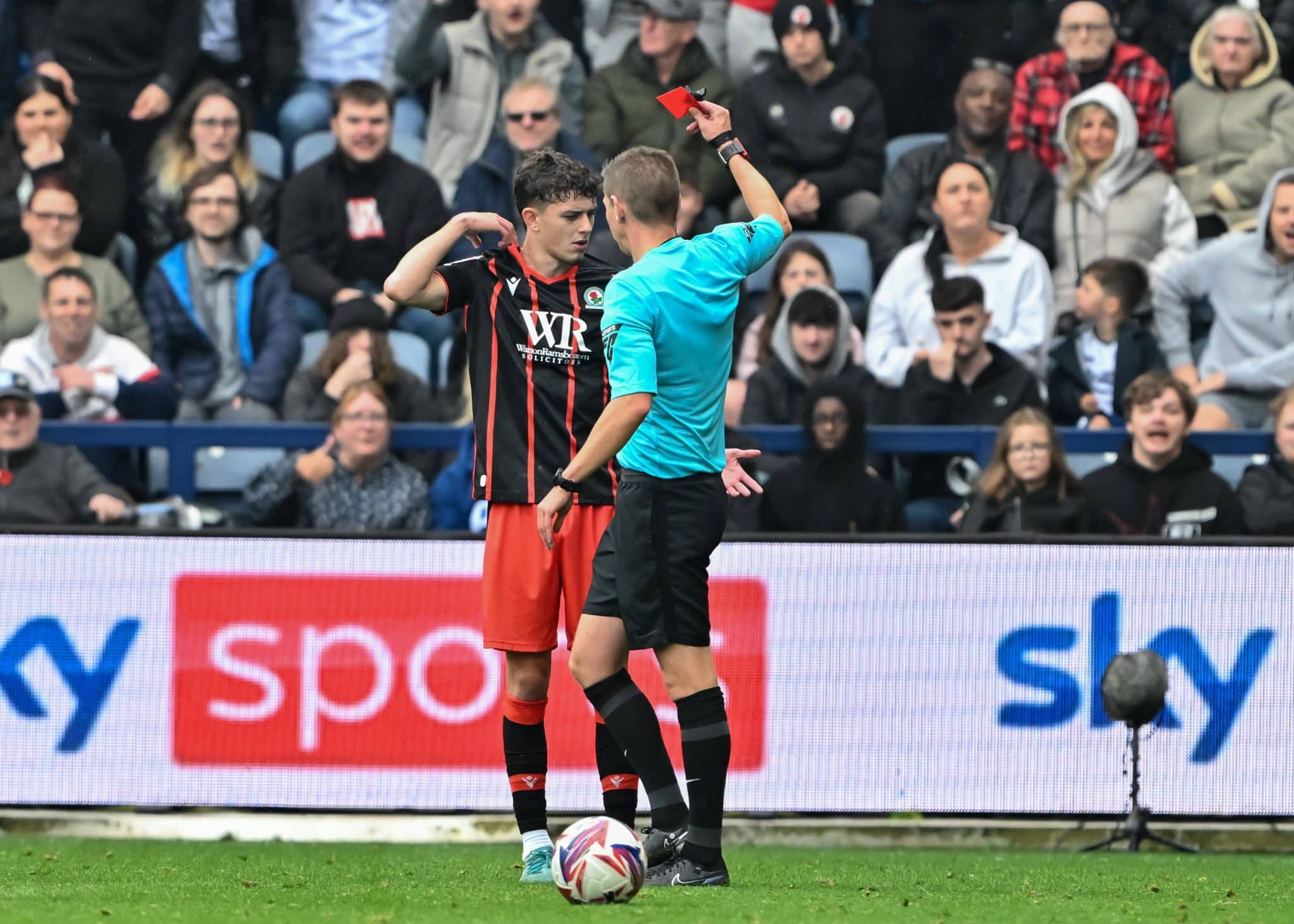 Enquanto mostra o pesco&ccedil;o, Owen Beck recebe o cart&atilde;o vermelho ap&oacute;s a confus&atilde;o em Preston x Blackburn. Foto: Imago