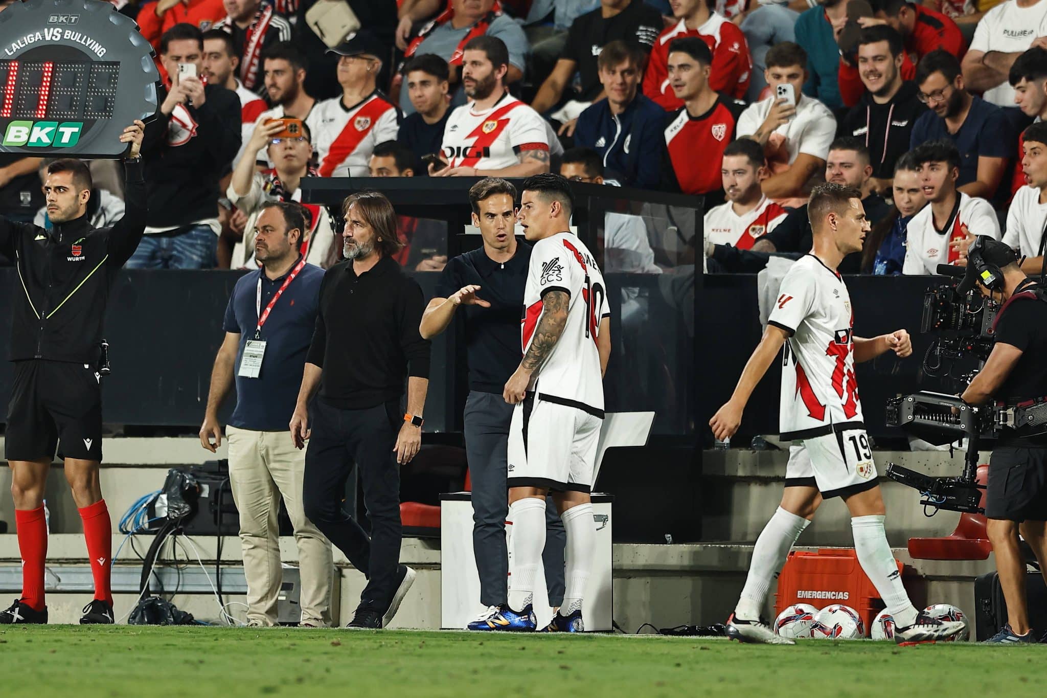 I&ntilde;igo P&eacute;rez orienta James Rodr&iacute;guez durante jogo do Rayo Vallecano