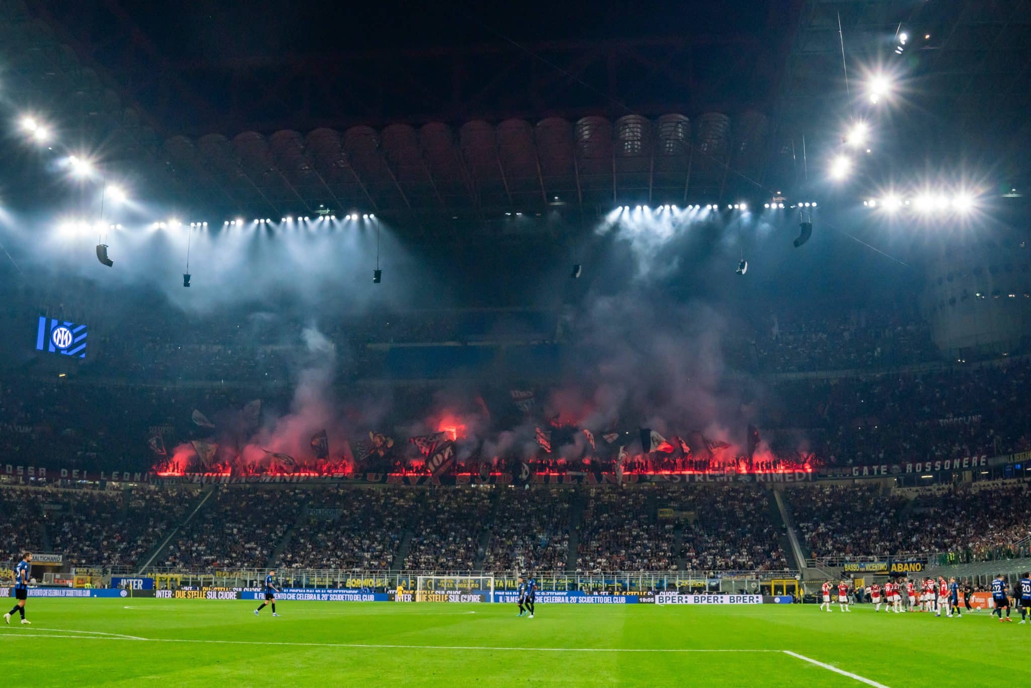 San Siro em uma noite de Milan x Inter pelo futebol italiano. Foto: Imago