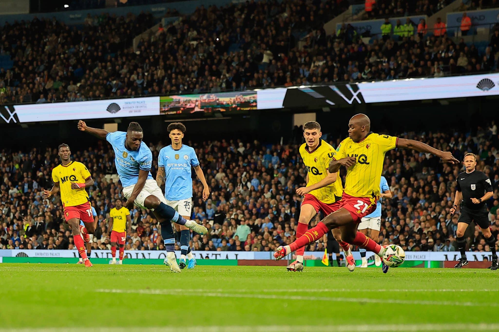 Foto: (Imago) - Erro de passe na defesa do Watford terminou em gol do Manchester City