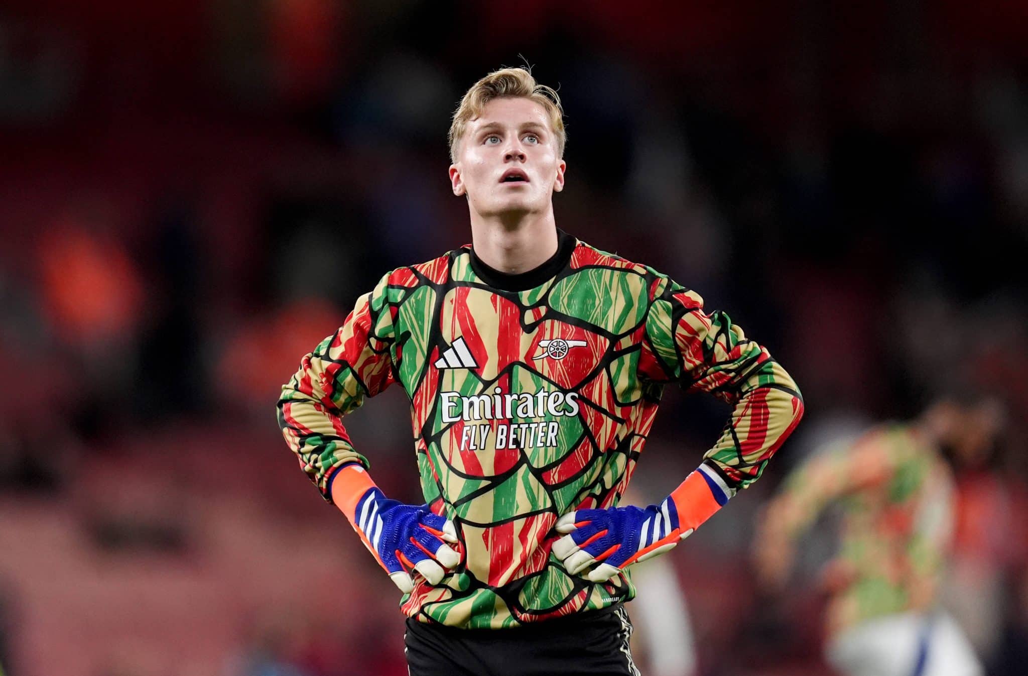 Jack Porter no aquecimento antes Arsenal x Bolton 