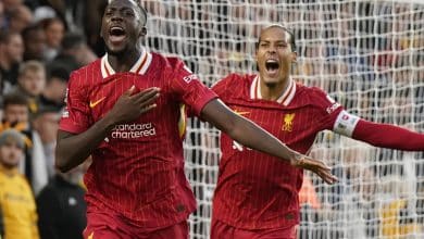 Salah garante a lideran&ccedil;a ao Liverpool em dia de altos e baixos de zagueiro franc&ecirc;s