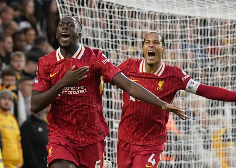 Salah garante a liderança ao Liverpool em dia de altos e baixos de zagueiro francês