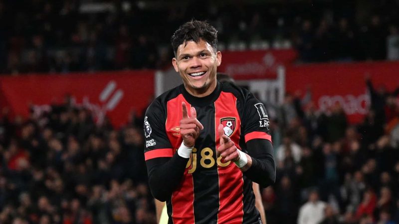 Alô, Dorival? Evanilson desencanta na Premier League e ganha elogio de Bola de Ouro