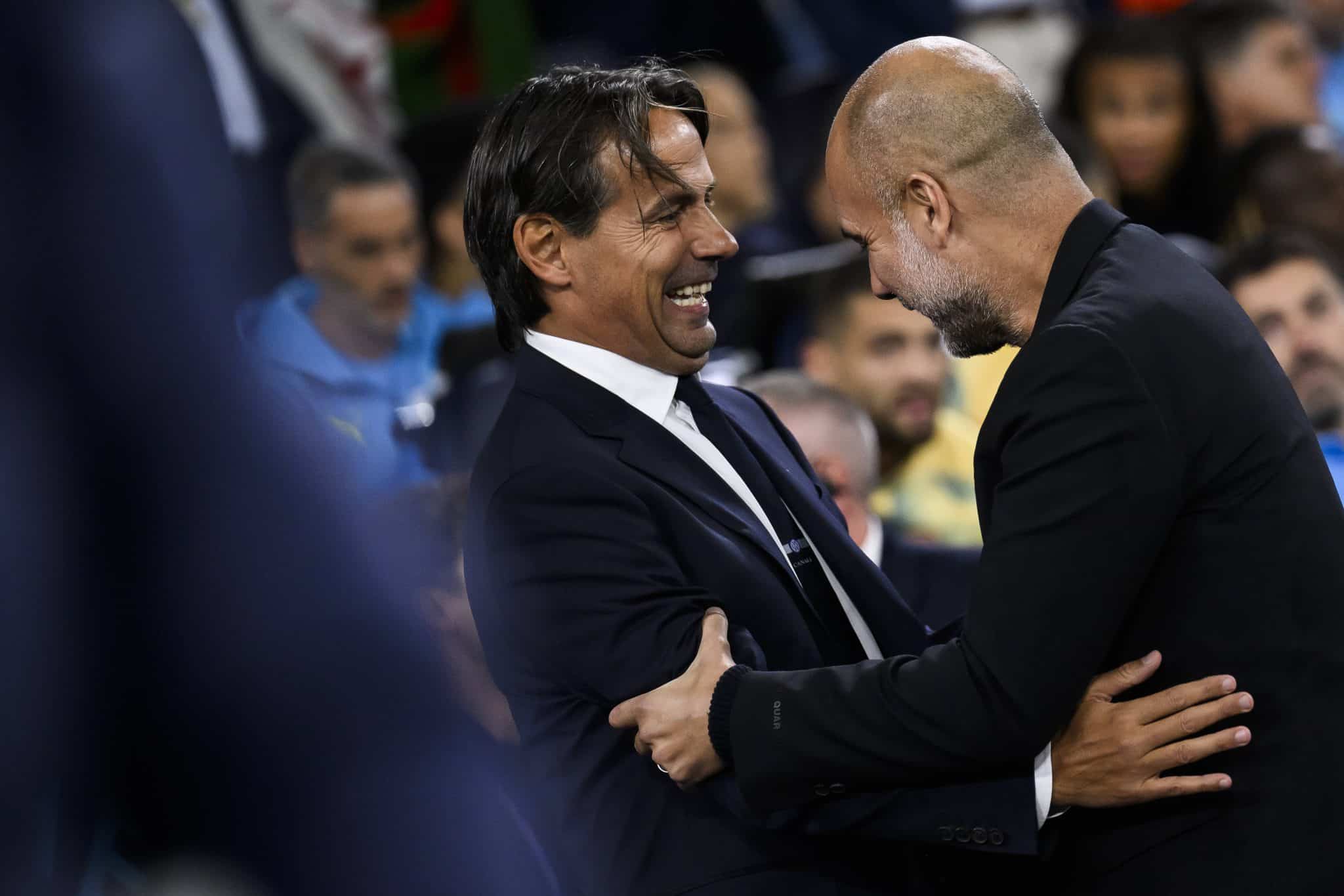 Os t&eacute;cnicos Inzaghi e Guardiola se cumprimentam durante jogo entre Internazional e Manchester City