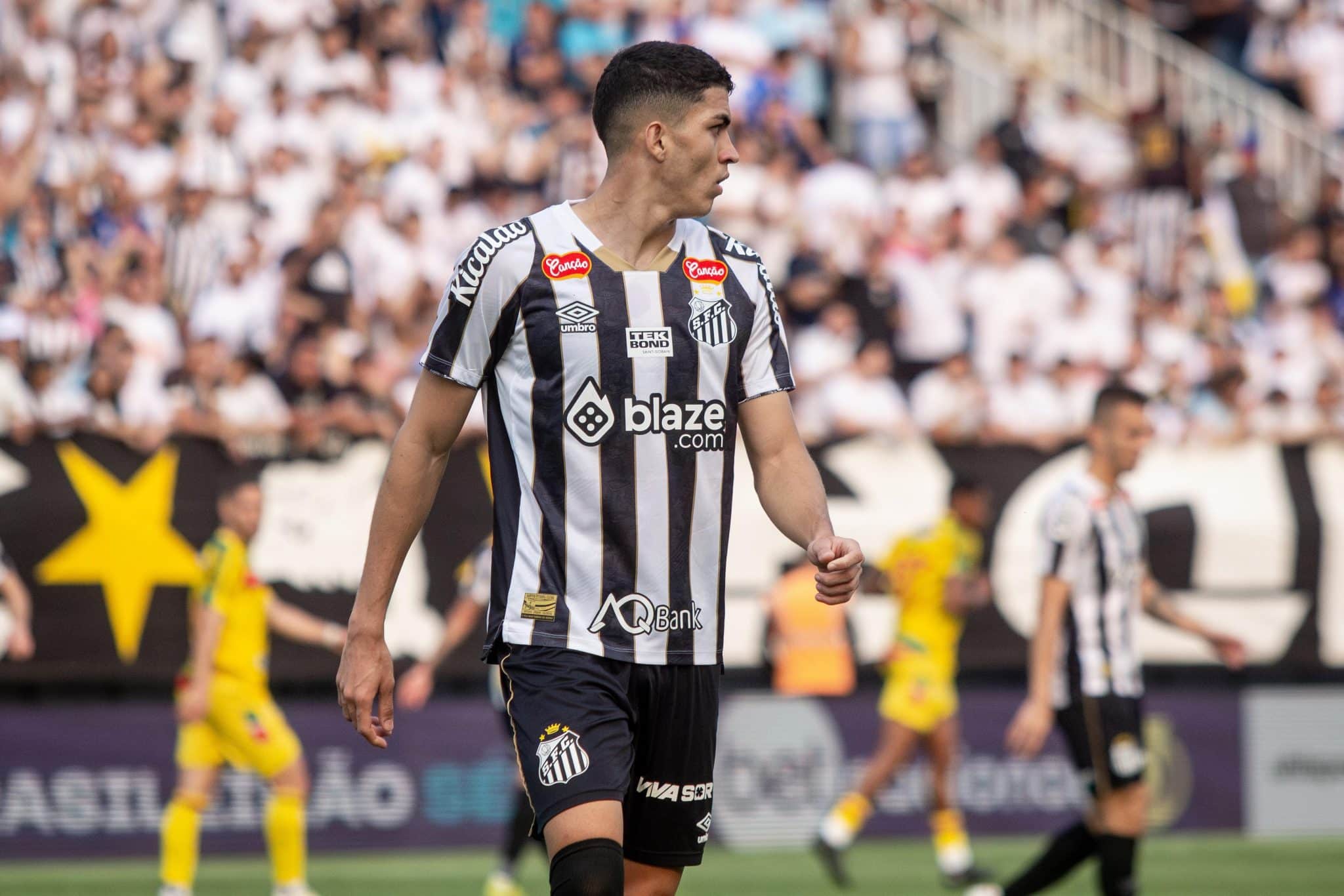 Torcedor invade o vesti&aacute;rio do Santos e irrita jogadores ap&oacute;s vit&oacute;ria contra o Brusque