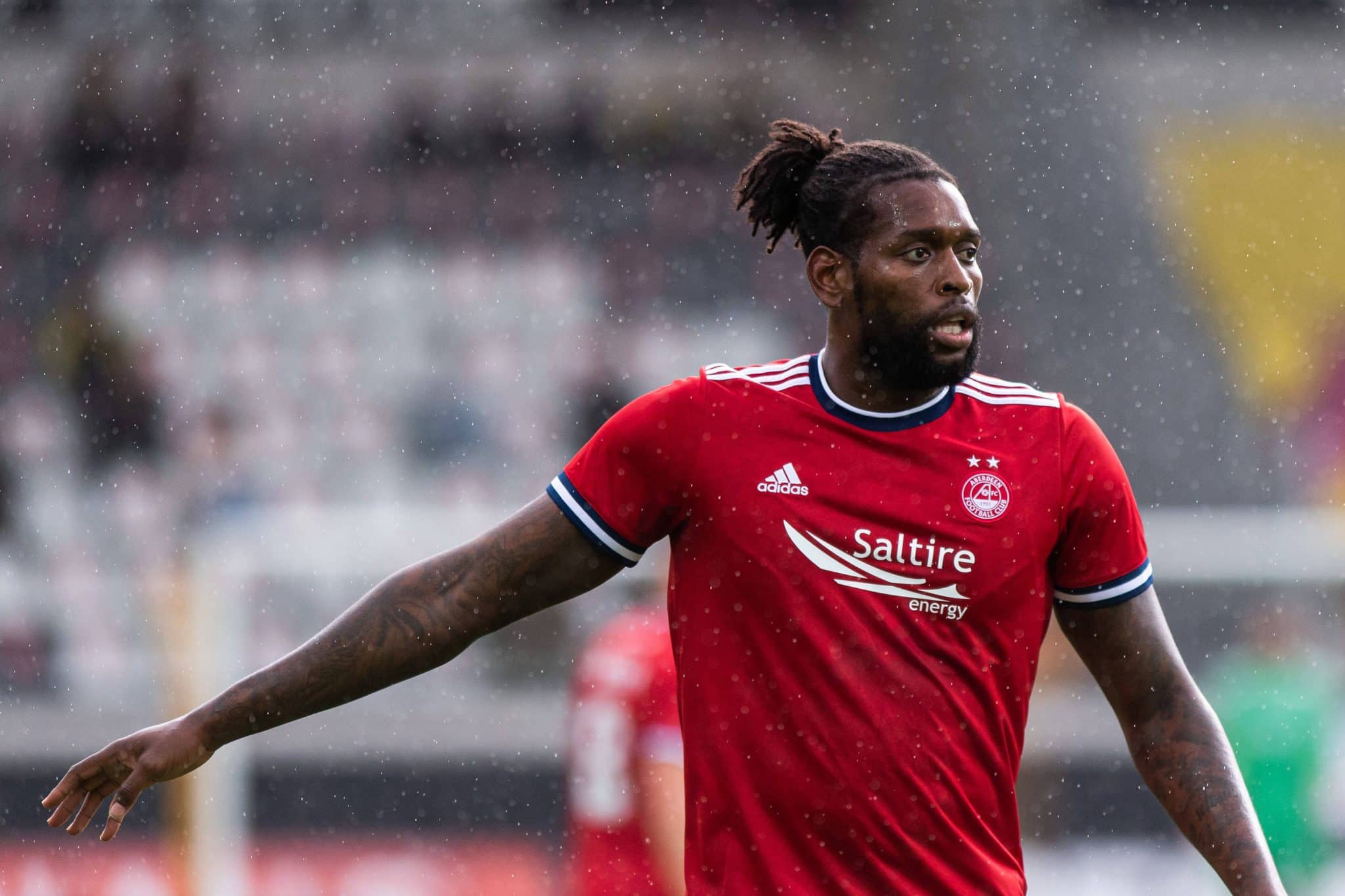 Jay Emmanuel-Thomas em a&ccedil;&atilde;o pelo Aberdeen