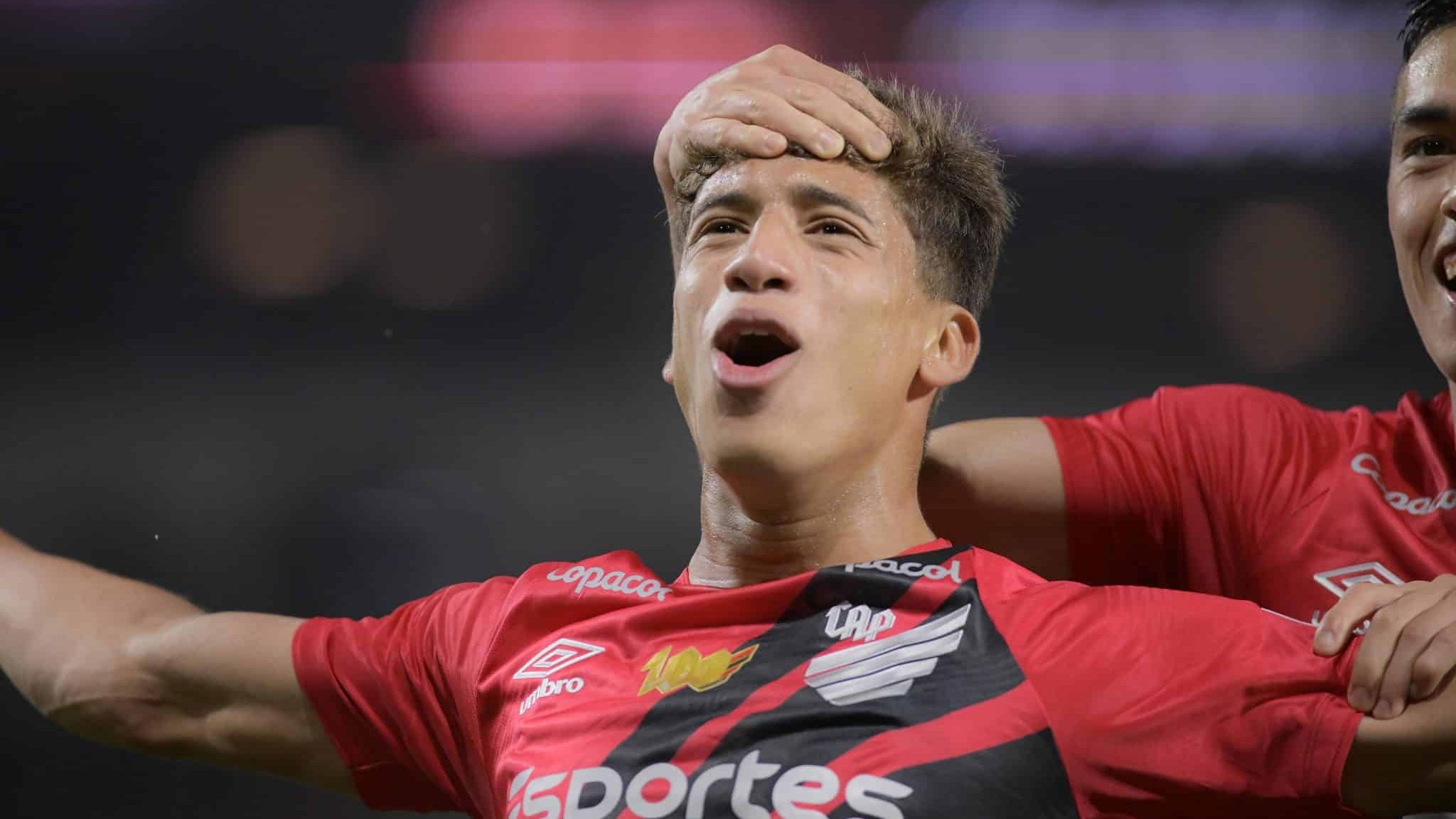 F&atilde; de De Bruyne e com multa de R$ 360 milh&otilde;es: joia do Athletico-PR decide contra Racing