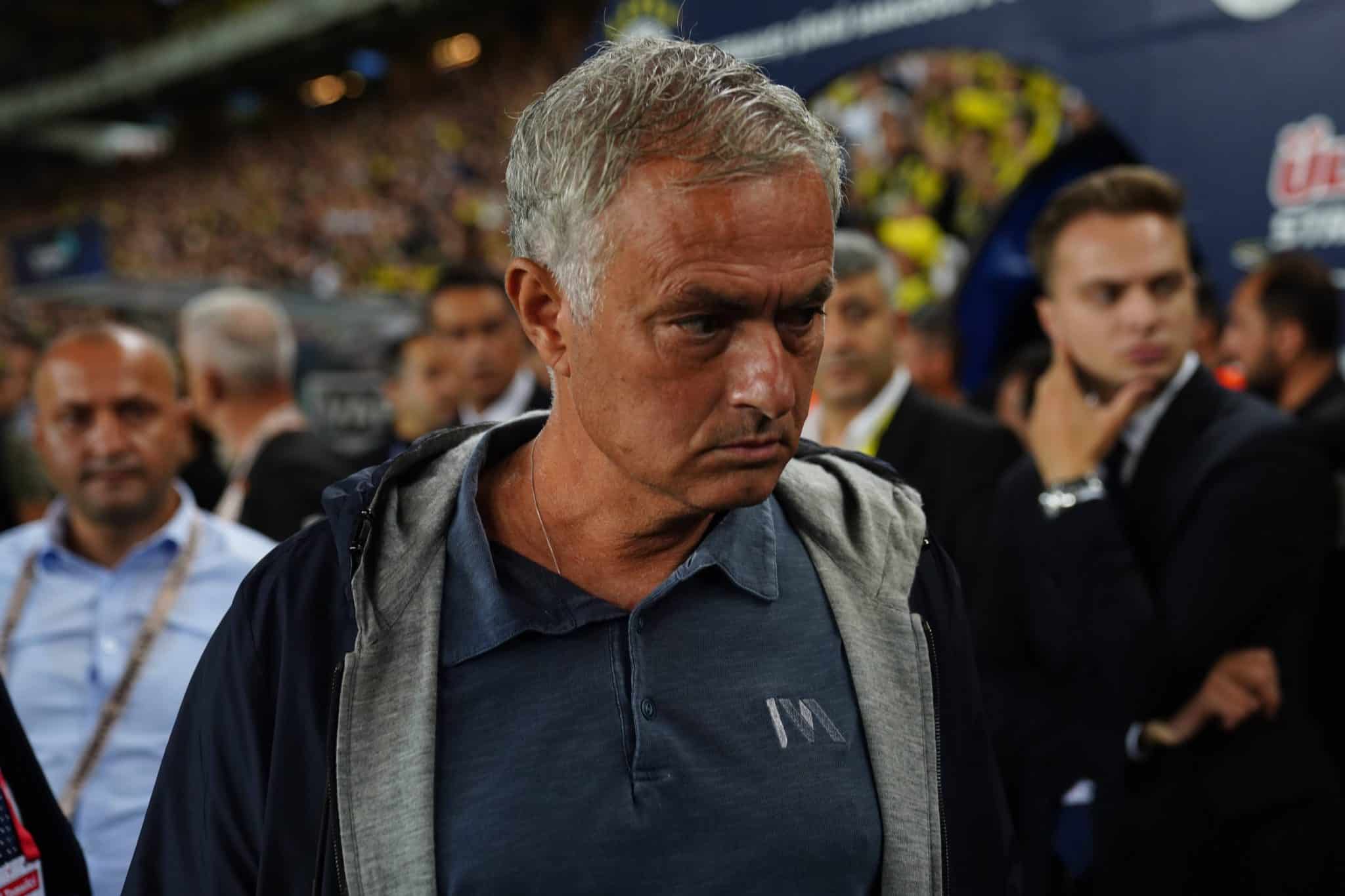&lsquo;The Crying One&rsquo;: alvo de provoca&ccedil;&otilde;es, Mourinho se enfurece e deixa est&aacute;dio sem dar coletiva