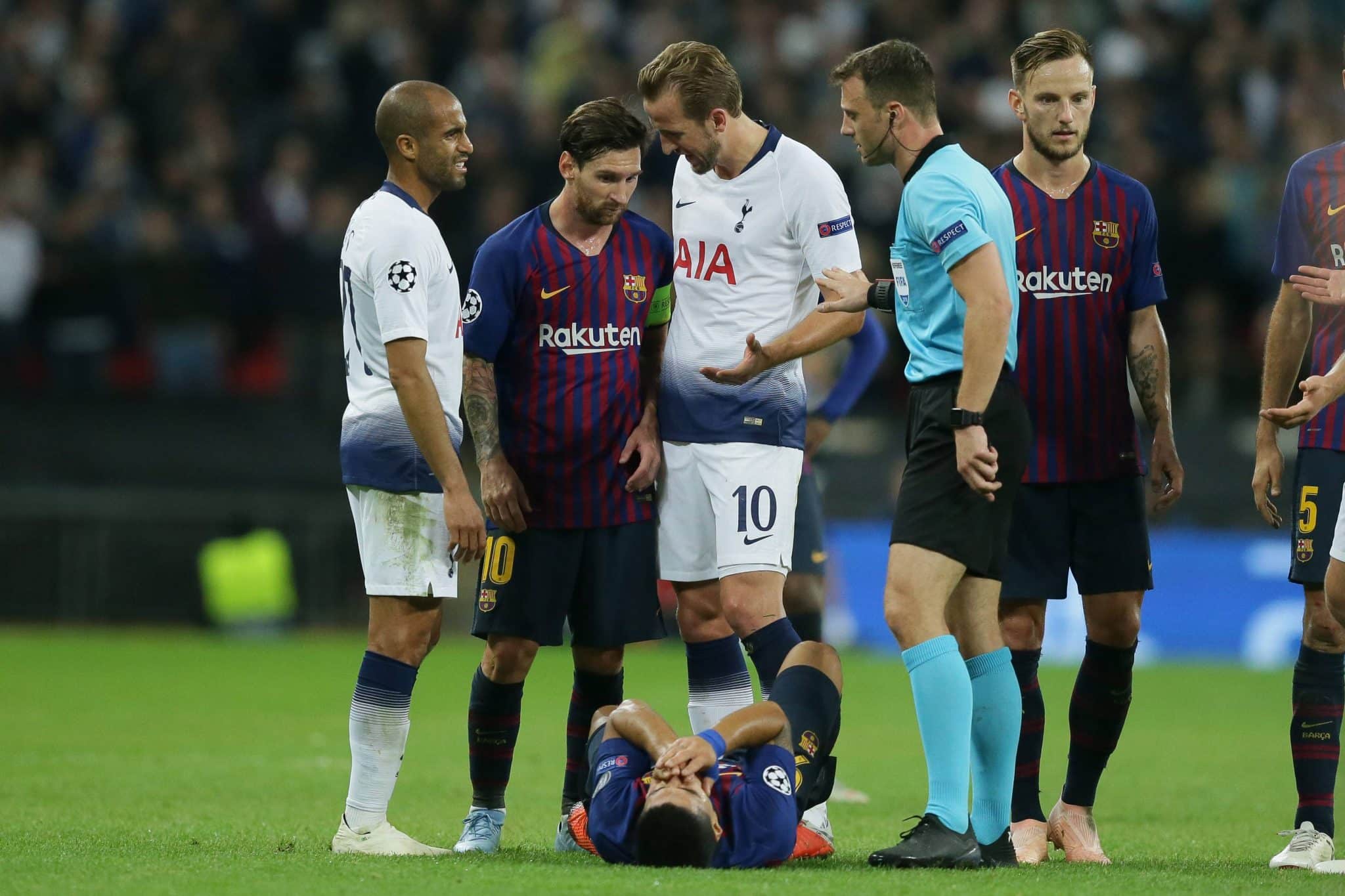 Kane e Messi durante partida entre Barcelona e Tottenham em 2019