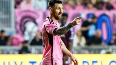 Ap&oacute;s homenagear outro her&oacute;i, Messi xinga e p&otilde;e dedo na cara de juiz em jogo do Inter Miami