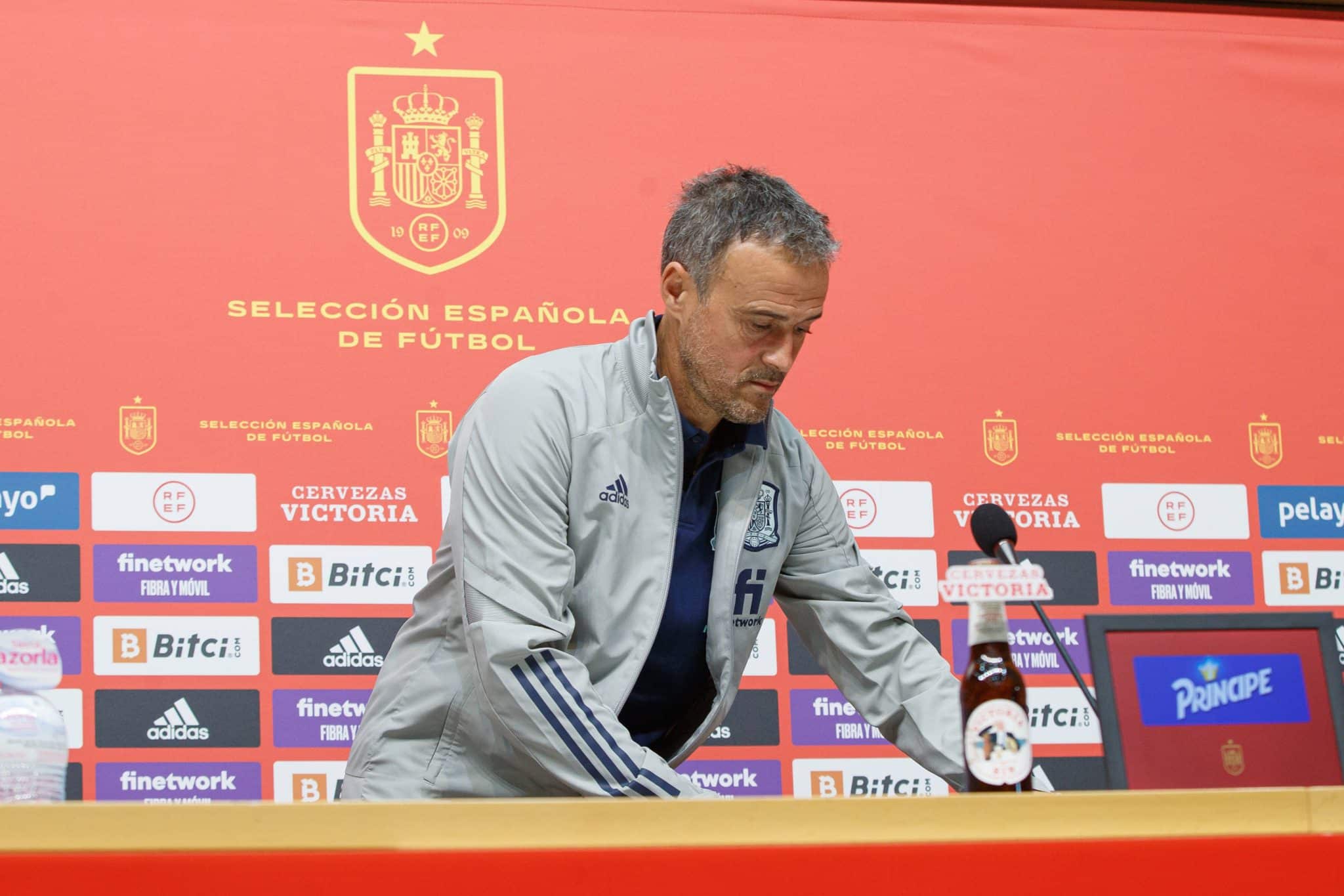Luis Enrique antes de coletiva em 2022, quando treinava a sele&ccedil;&atilde;o espanhola