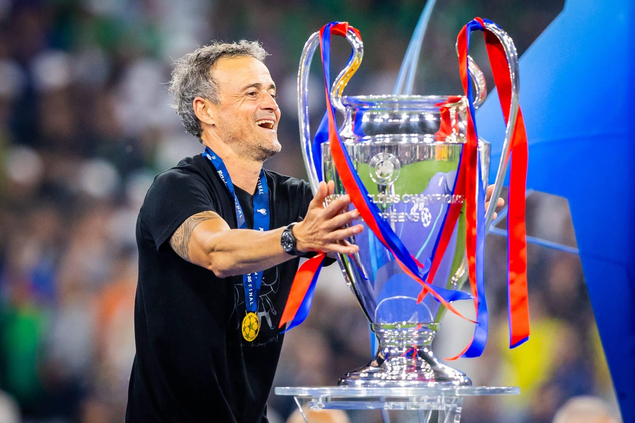 Luis Enrique com trof&eacute;u da Champions League (Foto: IMAGO / Branislav Racko)
