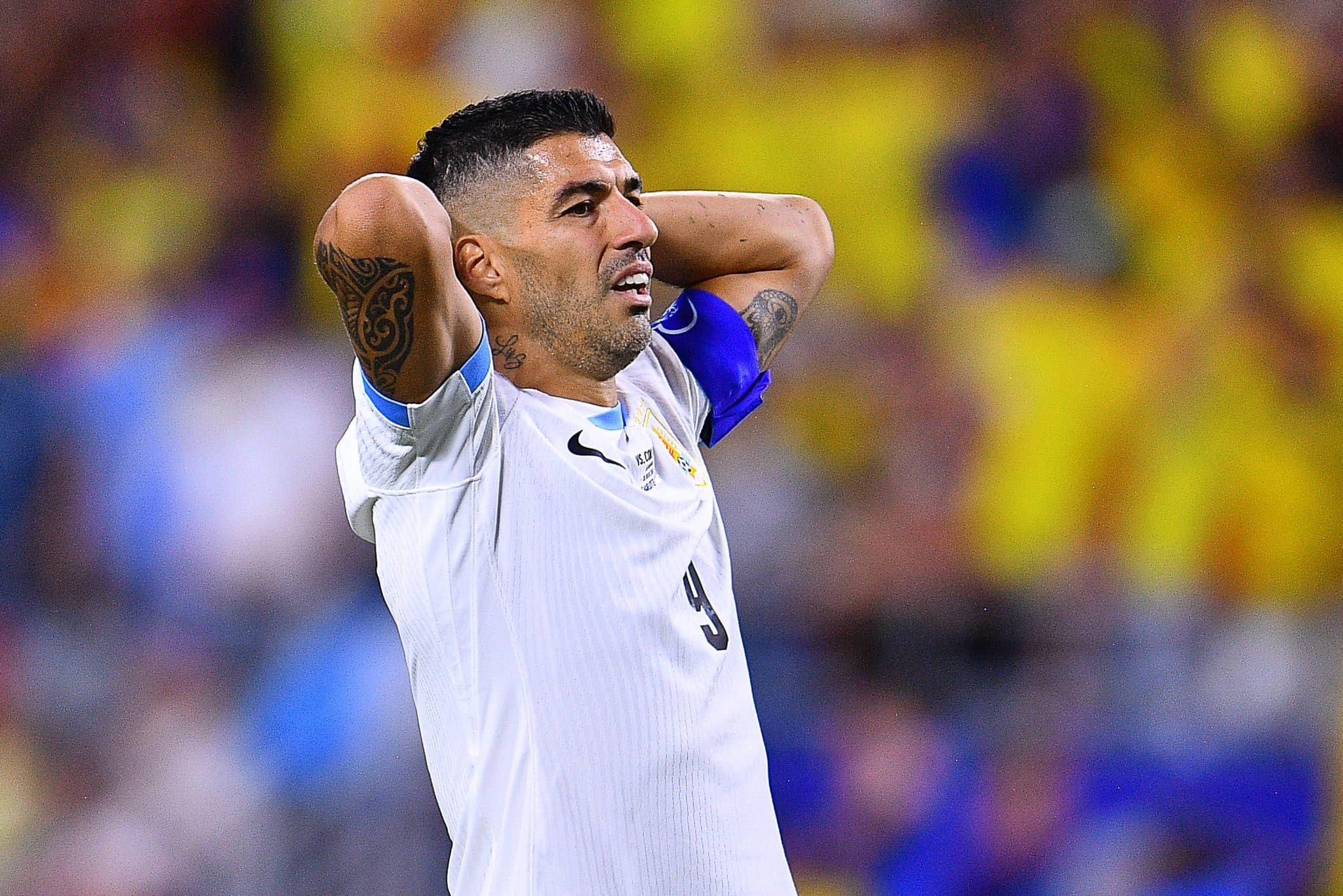 Luis Su&aacute;rez durante jogo da sele&ccedil;&atilde;o uruguaia