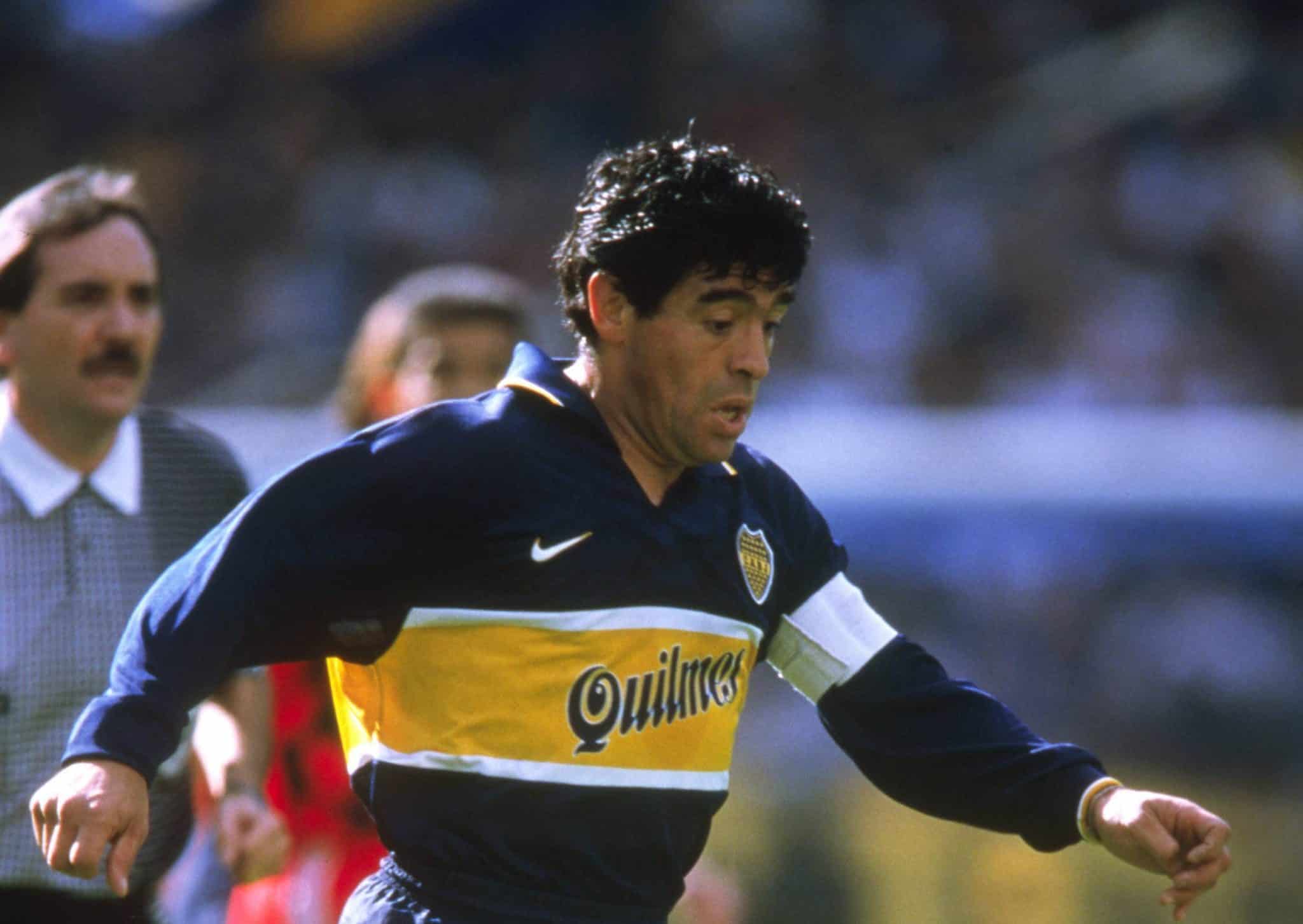 Maradona durante jogo do Boca Juniors no &uacute;ltimo ano da carreira como jogador, em 1997