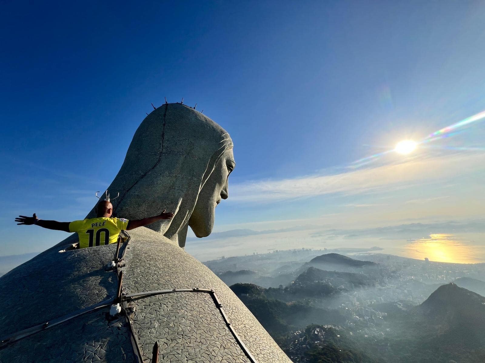 Marcos Senna, &iacute;dolo do Villarreal, posa no Cristo Redentor