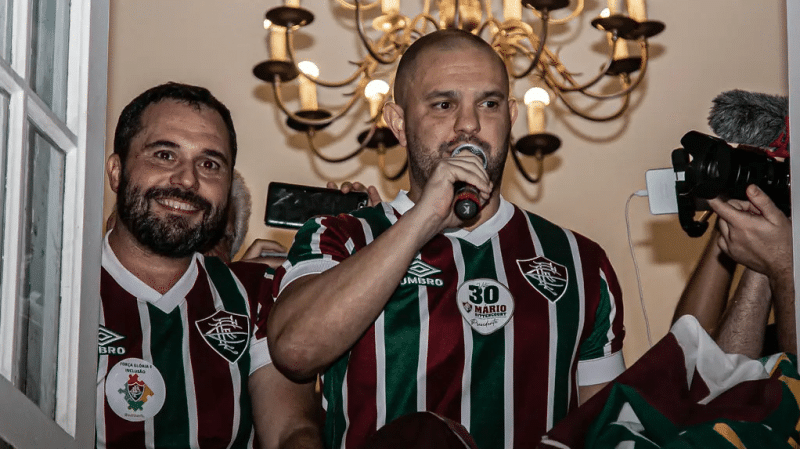 Um único torcedor do Fluminense protestou no aeroporto: o que ele disse aos dirigentes?