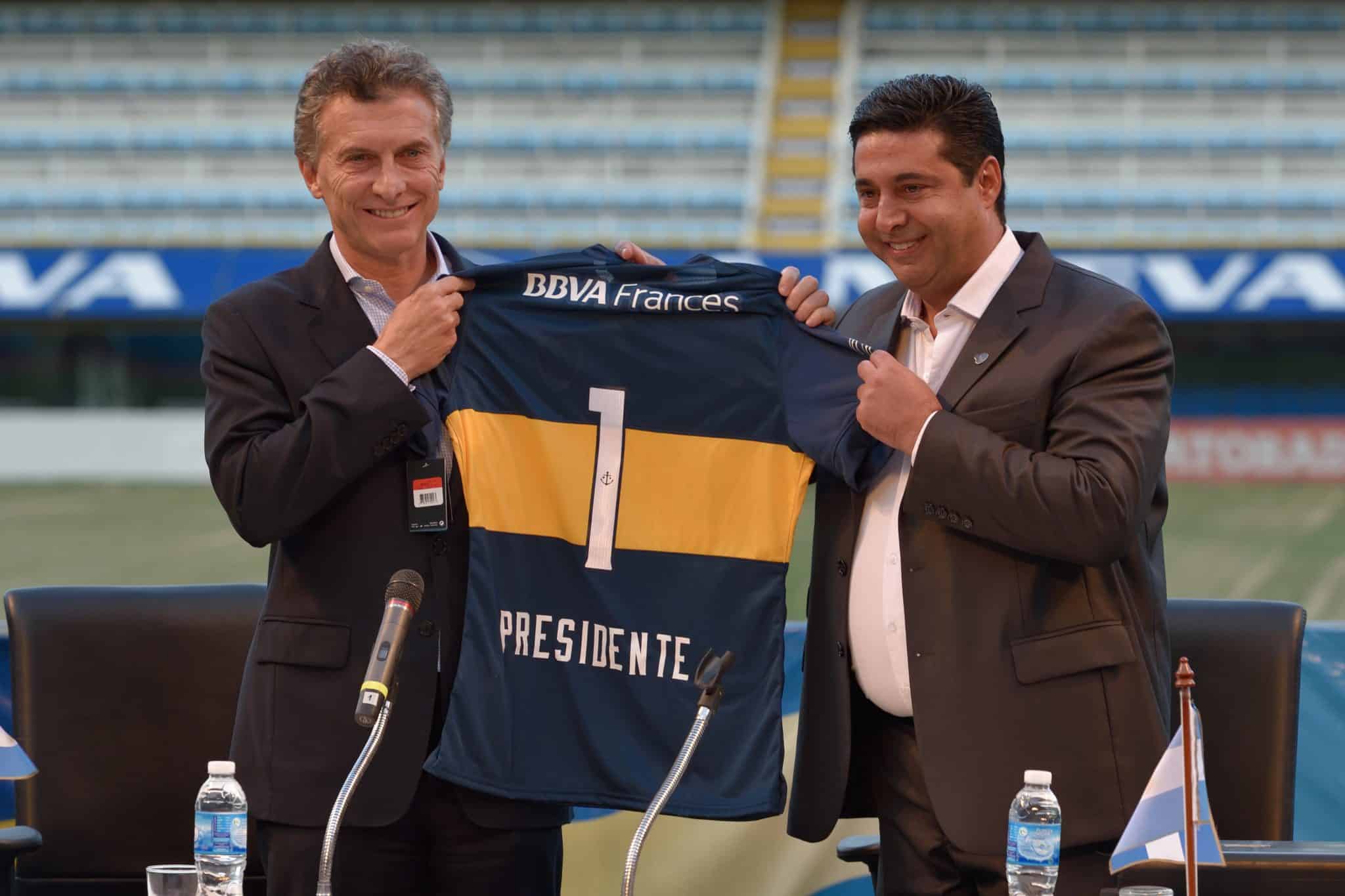 Mauricio Macri, ent&atilde;o presidente da Argentina, recebe homenagem do Boca Juniors em 2015