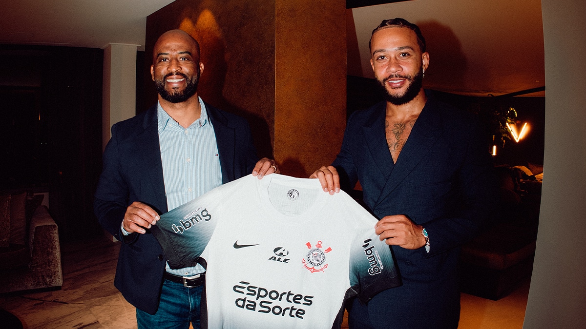 Memphis Depay ao lado de Fabinho Soldado, diretor executivo de futebol do Tim&atilde;o. Foto: Divulga&ccedil;&atilde;o/ Corinthians