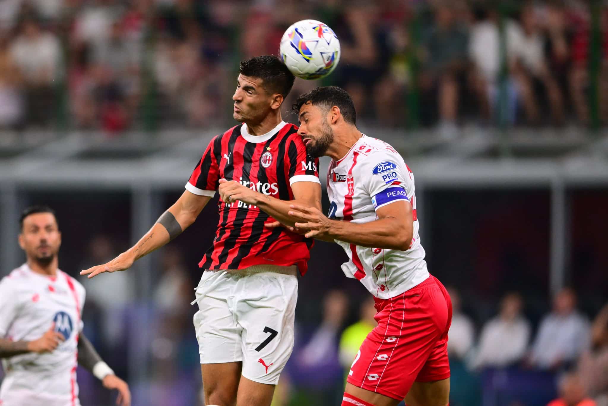 Morata em disputa a&eacute;rea durante jogo do Milan