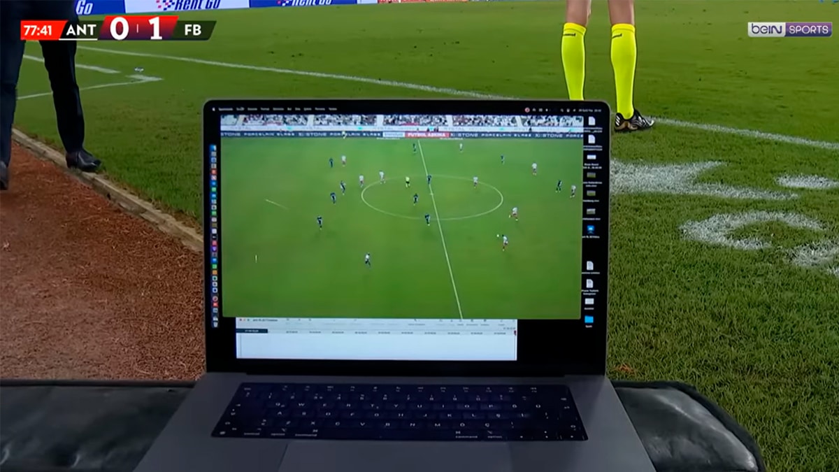 Mourinho coloca laptop em frente a uma c&acirc;mera da transmiss&atilde;o ao vivo para protestar contra decis&atilde;o do VAR. Foto: Reprodu&ccedil;&atilde;o/ beIN SPORT France