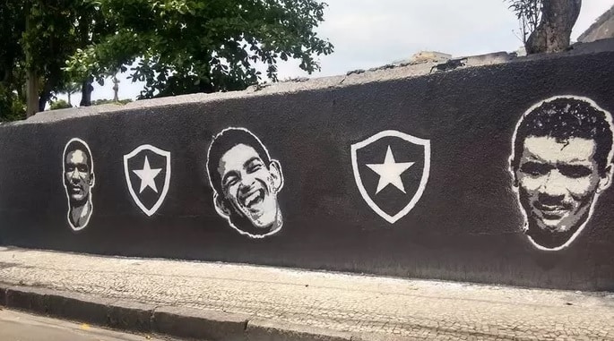 Muro que fica na frente de General Severiano tinha homenagem aos &iacute;dolos do Botafogo 