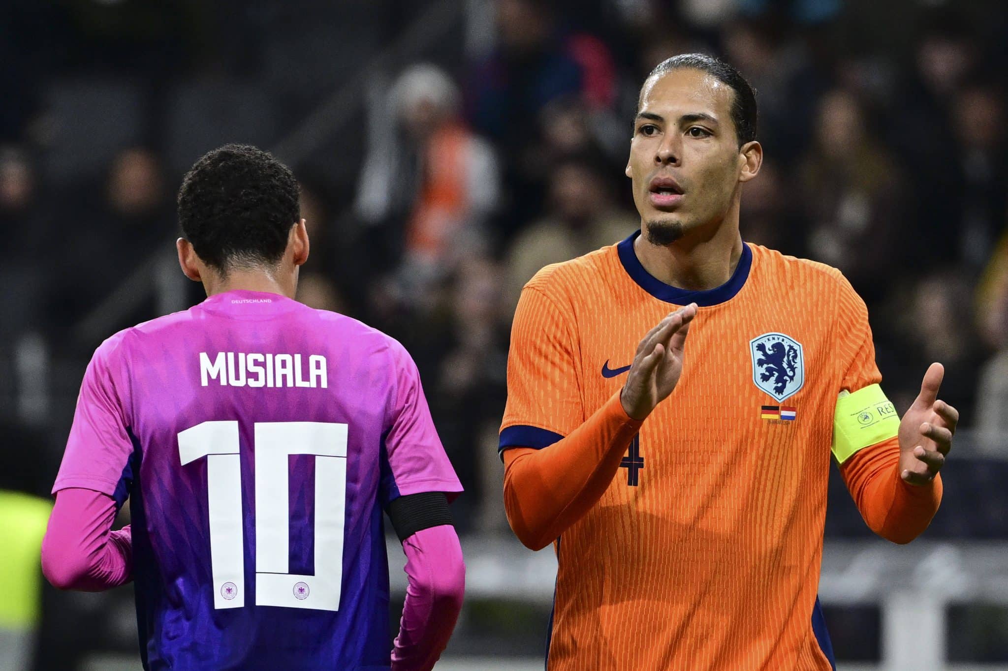 Jamal Musiala 10 ( Deutschland ) und Virgil van Dijk (Niederlande, 4), Deutschland vs. Niederlande, Fussball, Nationalma