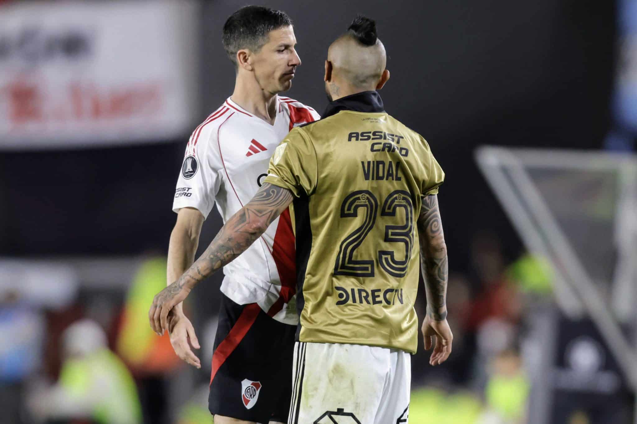 Nacho Fern&aacute;ndez peita Vidal durante jogo entre River Plate e Colo-Colo
