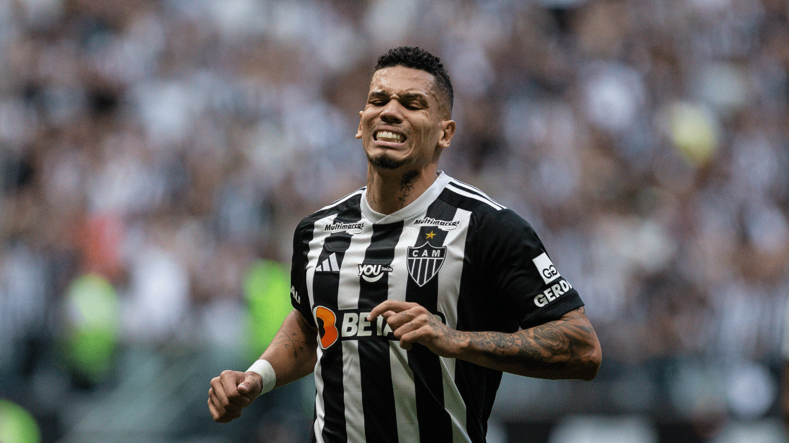 Paulinho lamenta gol perdido pelo Atl&eacute;tico