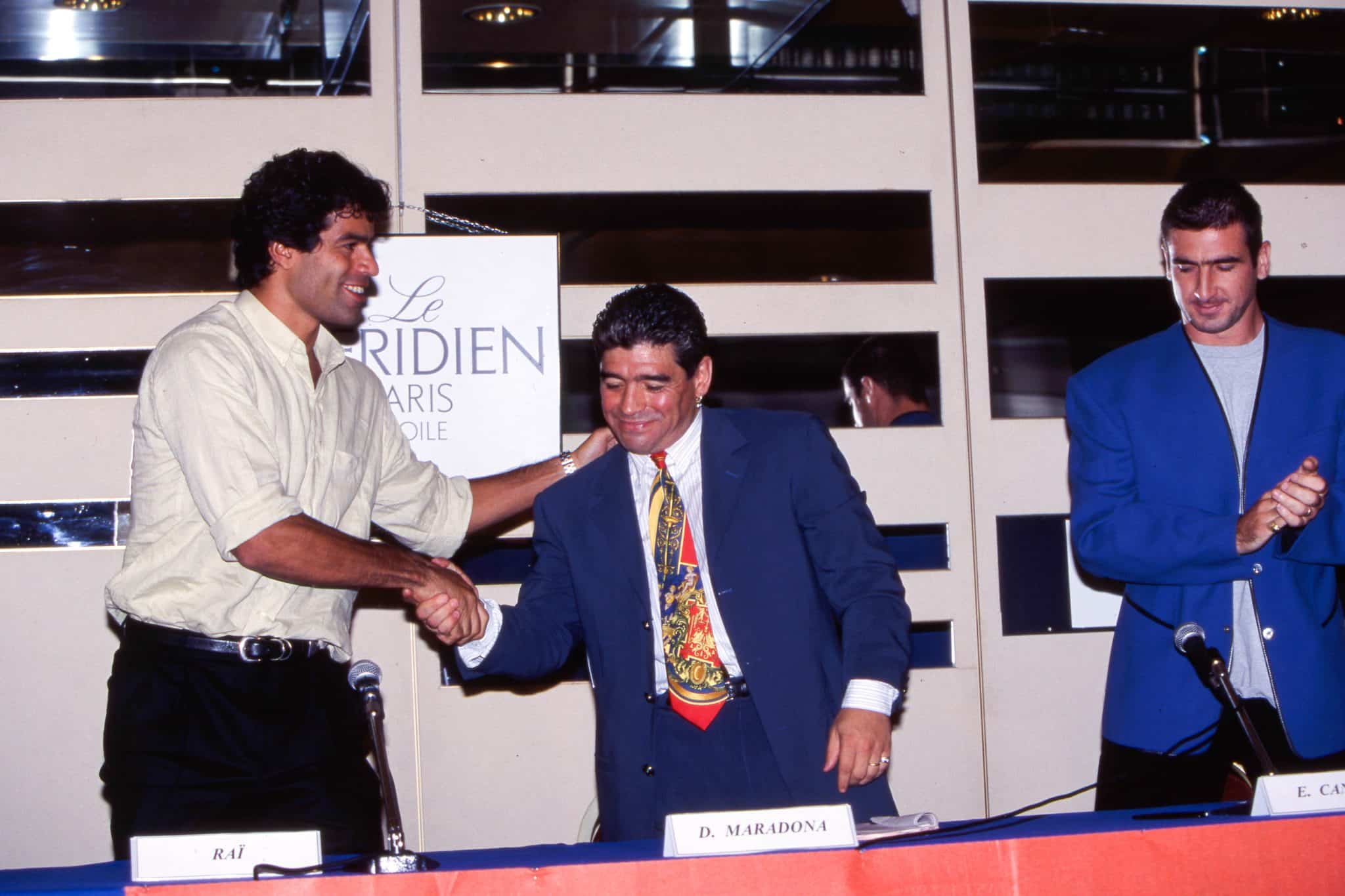 Ra&iacute; cumprimenta Maradona ao lado de Cantona em 1995, quando foi fundada a a Associa&ccedil;&atilde;o Internacional de Futebolistas Profissionais (AIFP)