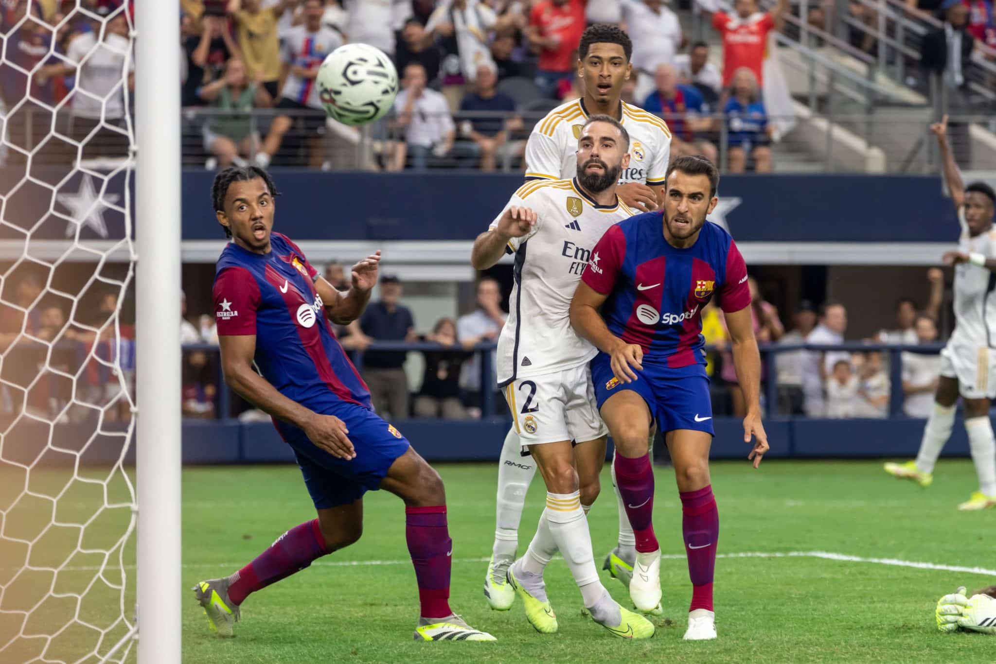 Kound&eacute;, Carvajal e Bellingham durante jogo entre Barcelona e Real Madrid