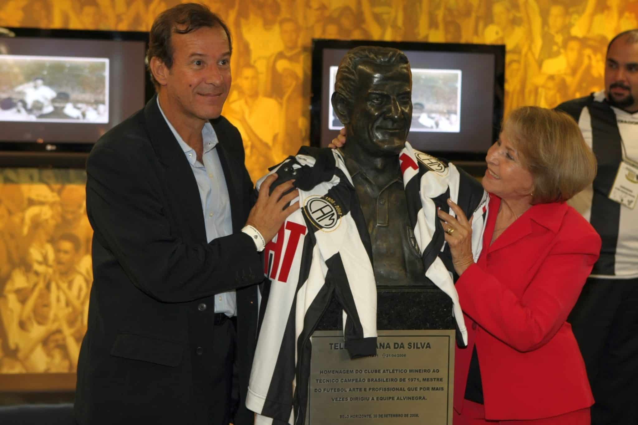 Ren&ecirc; com o busto de seu pai, Tel&ecirc; Santana, no Mineir&atilde;o (Cr&eacute;dito: CARLOS RHIENCK/Hoje em Dia/Gazeta Press)