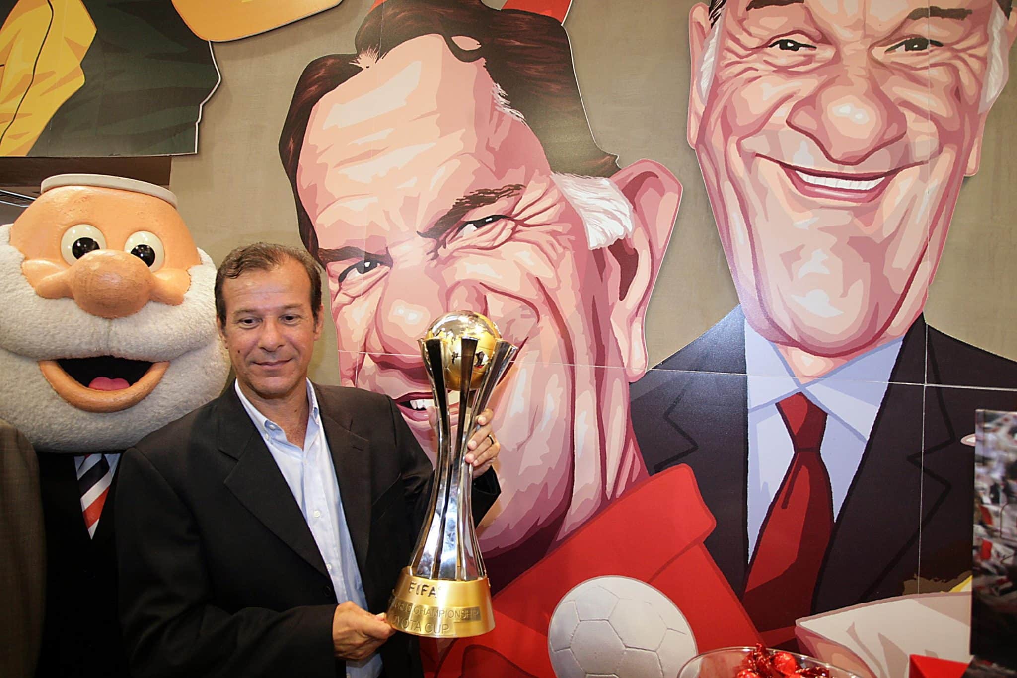 Ren&ecirc; Santana posa com ta&ccedil;a do Mundial de 2005 em inaugura&ccedil;&atilde;o de loja do S&atilde;o Paulo em 2008 (Cr&eacute;dito: GASPAR N&Oacute;BREGA/Gazeta Press)