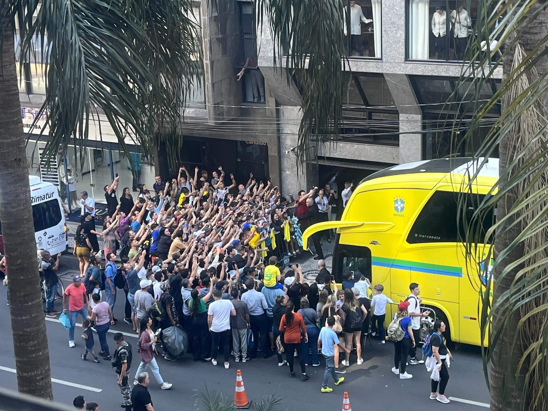 Torcedores em frente a hotel da Sele&ccedil;&atilde;o brasileira em Curitiba 