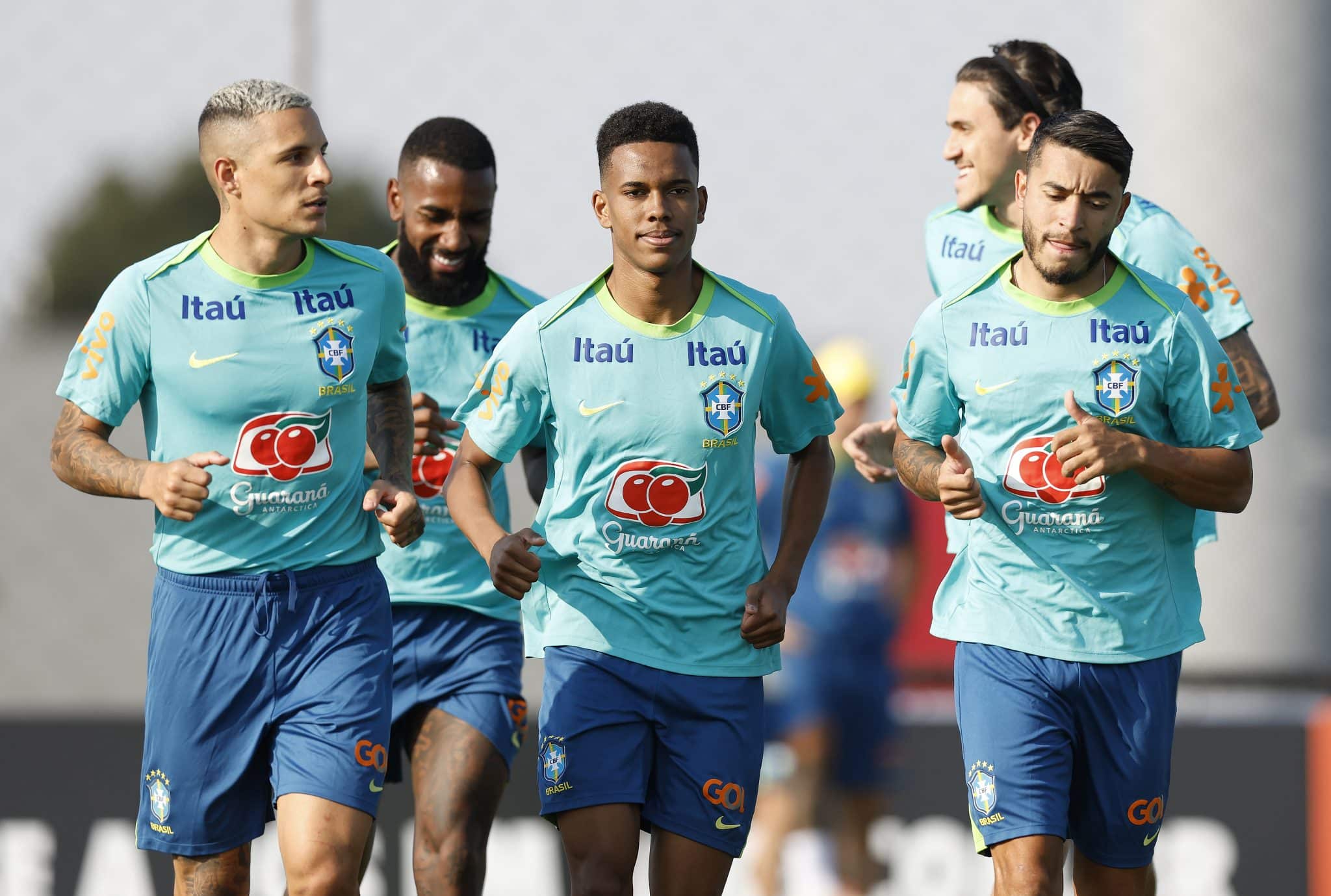 Arana, Gerson, Est&ecirc;v&atilde;o, Pedro e William treinando pela Sele&ccedil;&atilde;o -- todos jogam no Brasil (Foto: Rafael Ribeiro/CBF)
