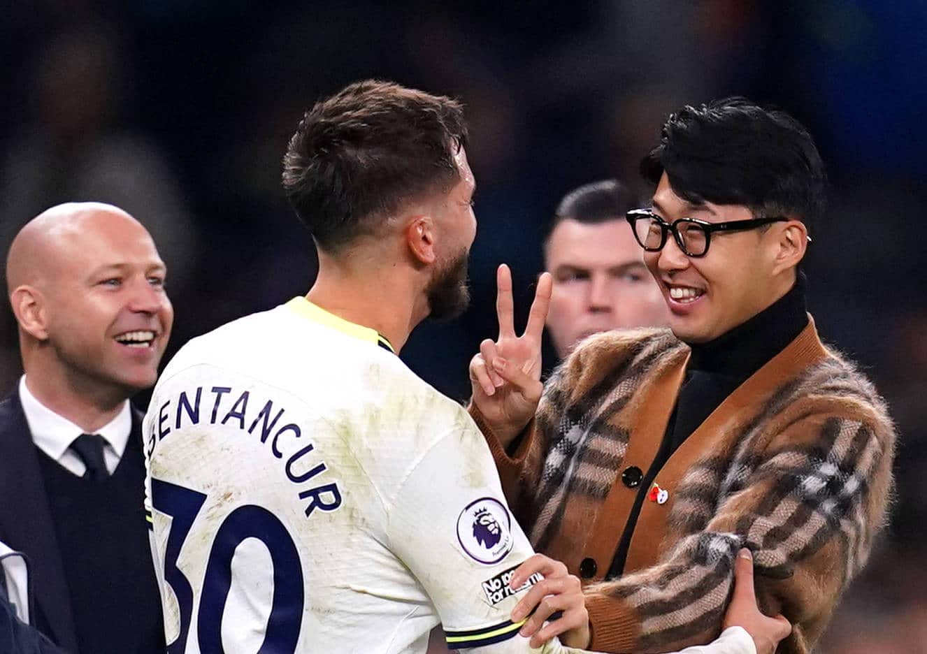 Bentancur e Son se abra&ccedil;am ap&oacute;s jogo do Tottenham