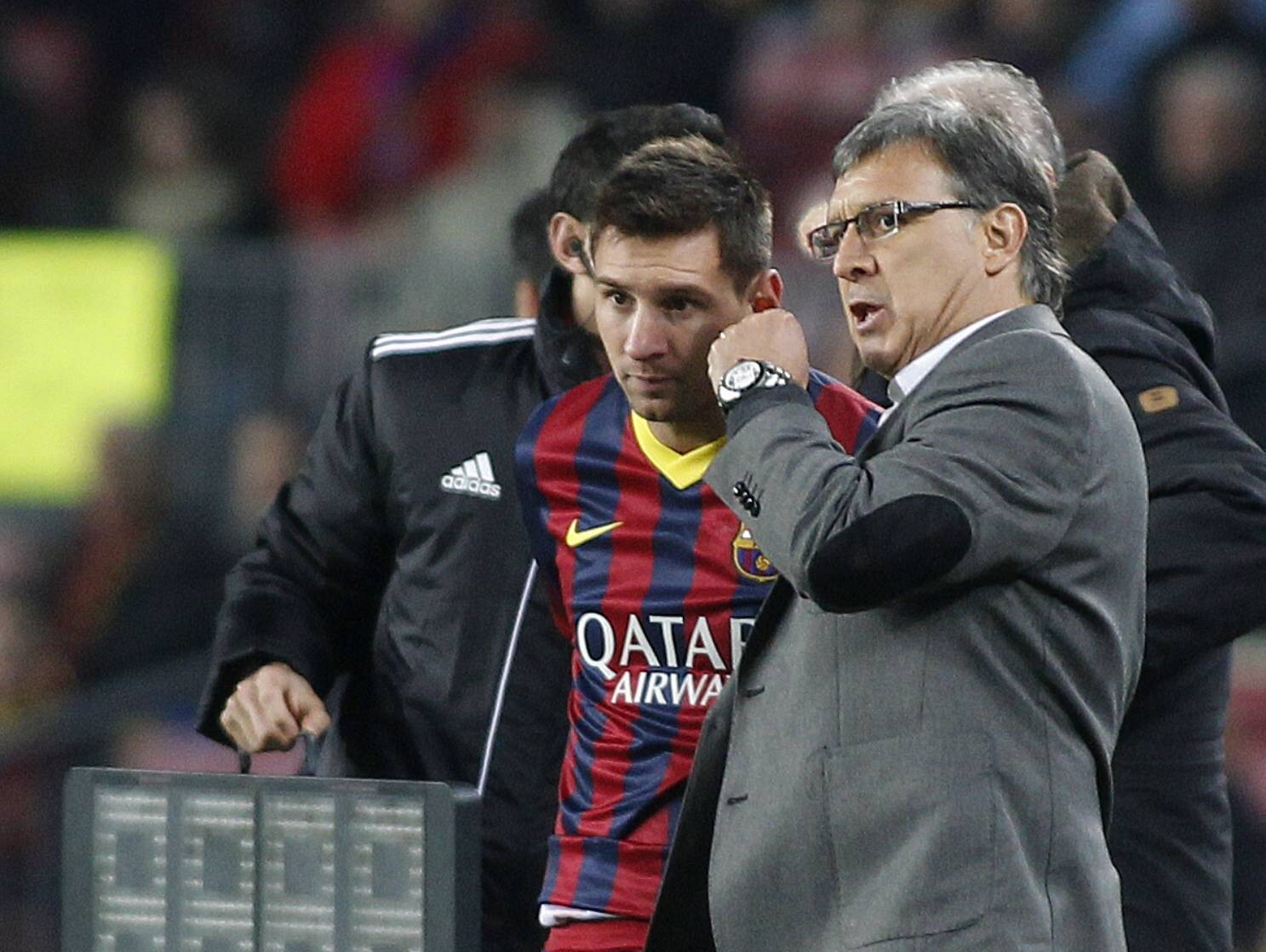 Tata Martino conversa com Lionel Messi durante partida do Barcelona, em 2013
