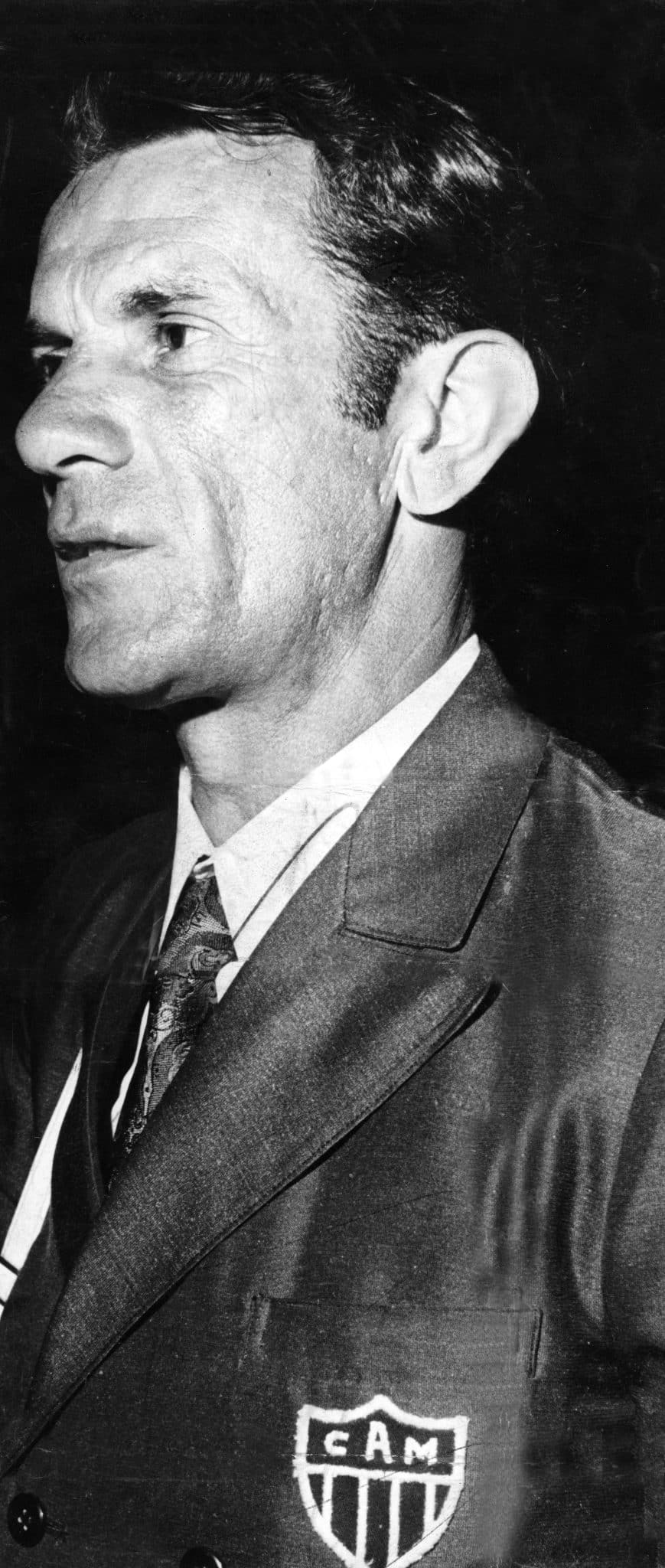 Tel&ecirc; Santana, ent&atilde;o t&eacute;cnico do Atl&eacute;tico-MG, antes da partida contra o Palmeiras, v&aacute;lida do Campeonato Brasileiro de 1970, contra o Fluminense (Foto: Gazeta Press)