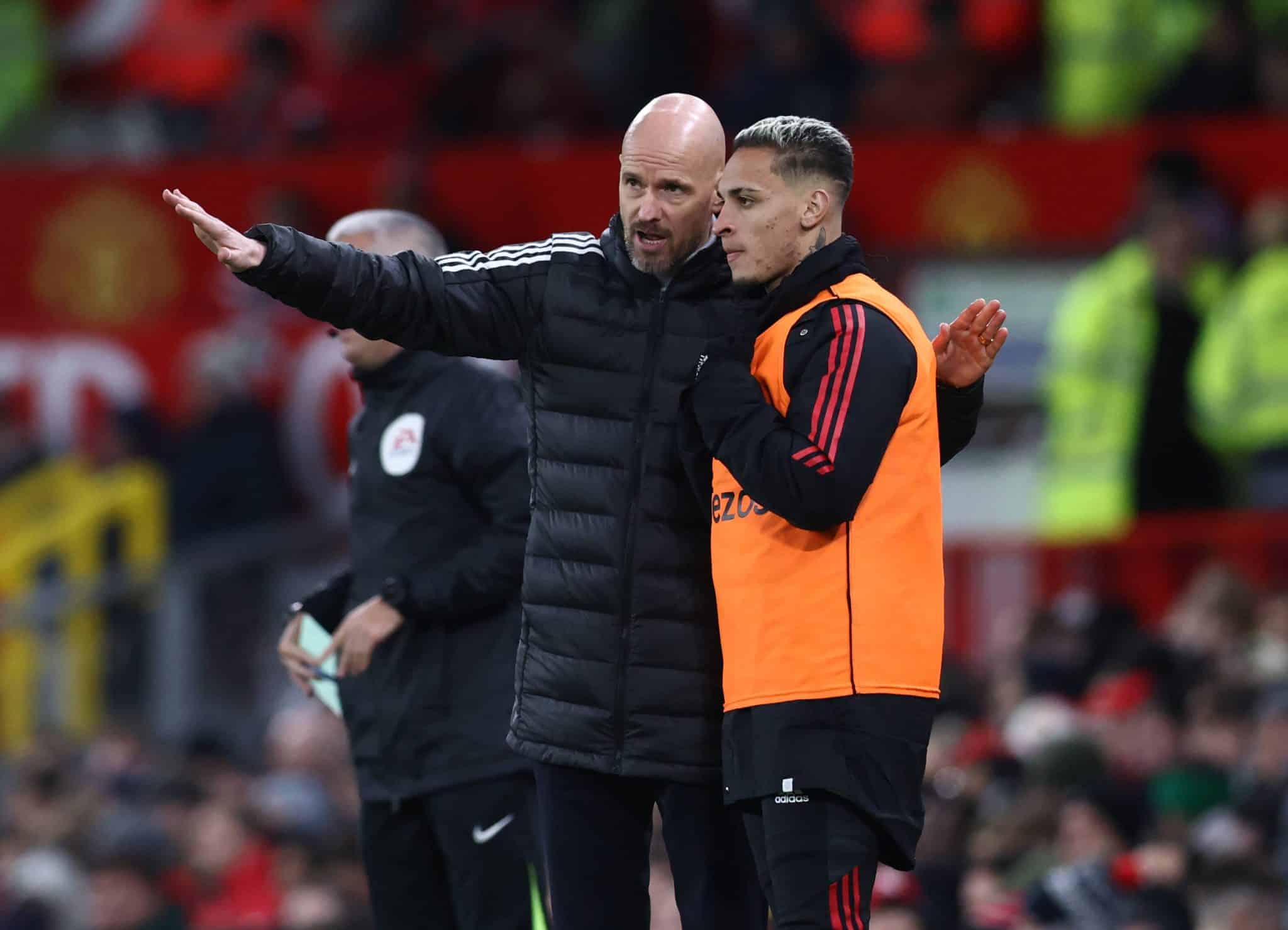 Ten Hag orienta Antony durante jogo do Manchester United