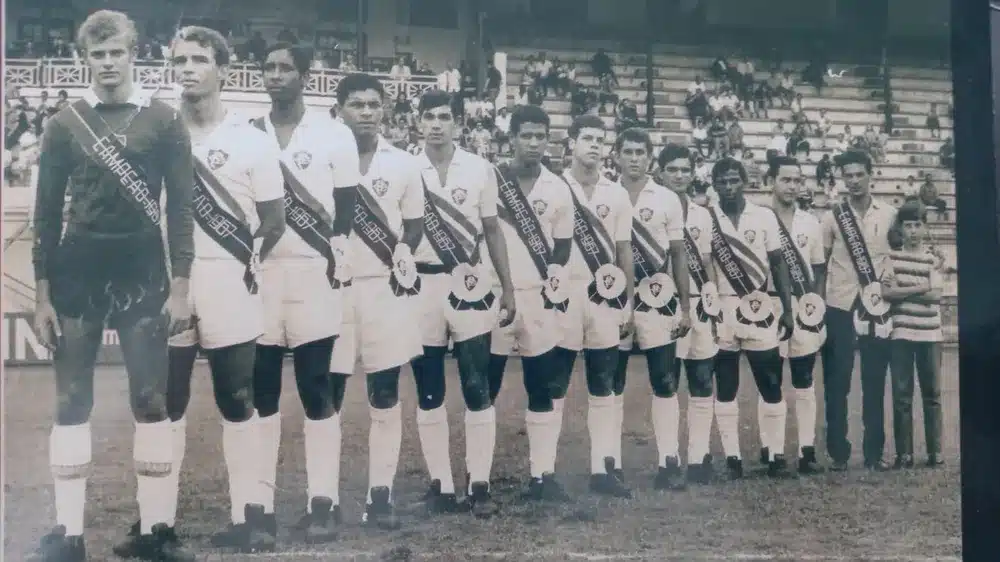 Tel&ecirc; Santana como t&eacute;cnico dos juvenis do Fluminense, campe&atilde;o em 1967 - Foto: Arquivo Pessoal