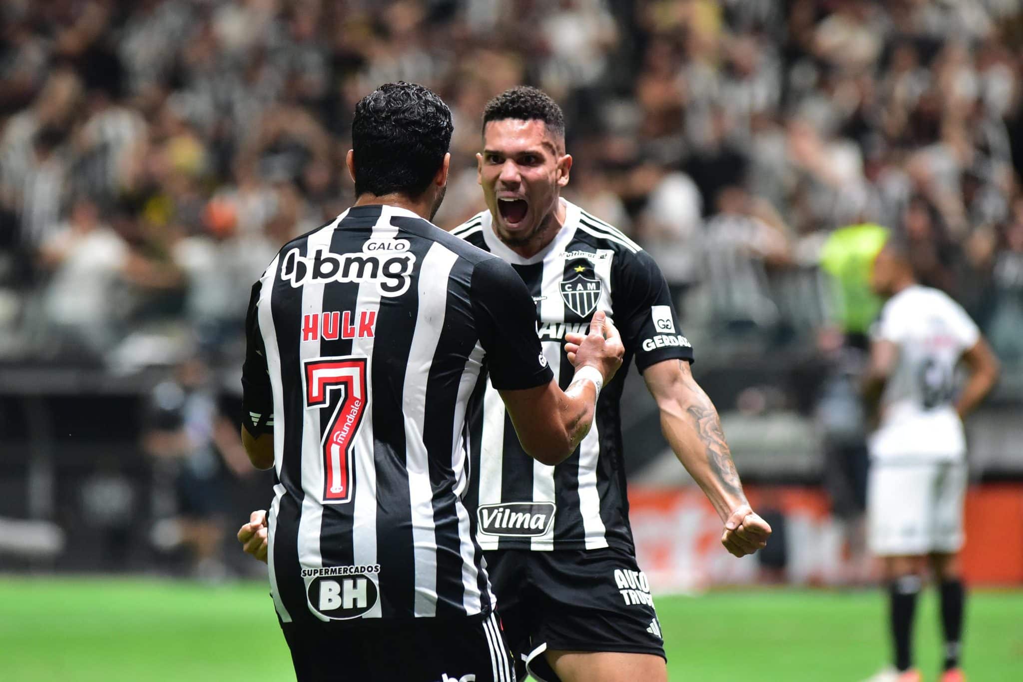 Hulk e Paulinho celebram gol do Atl&eacute;tico