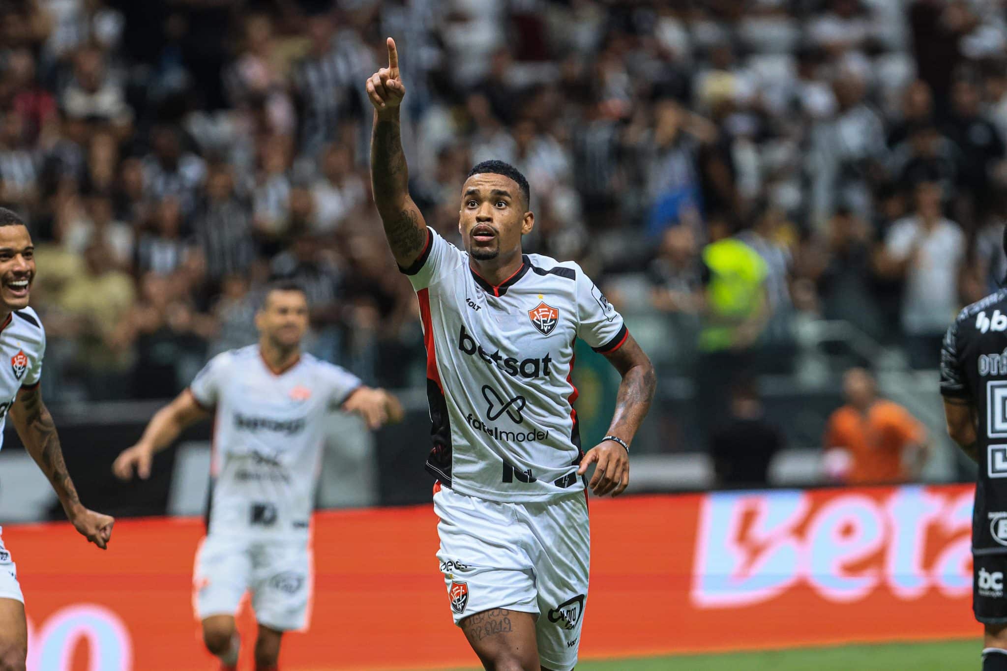 Alerrandro celebra gol contra o Atl&eacute;tico