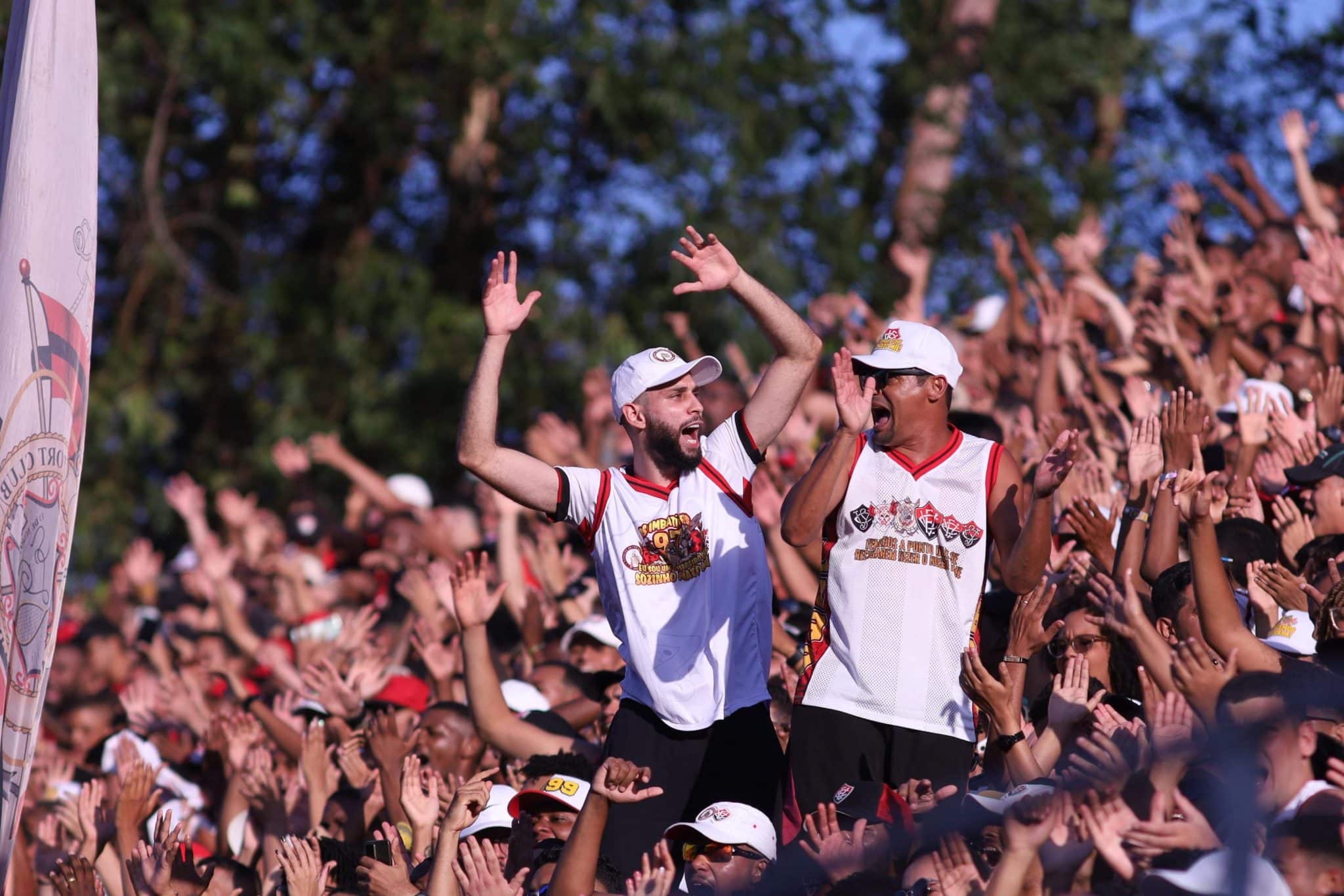 Suspenso, capit&atilde;o Wagner Leonardo foi para o meio da torcida do Vit&oacute;ria - Foto: Gazeta Press