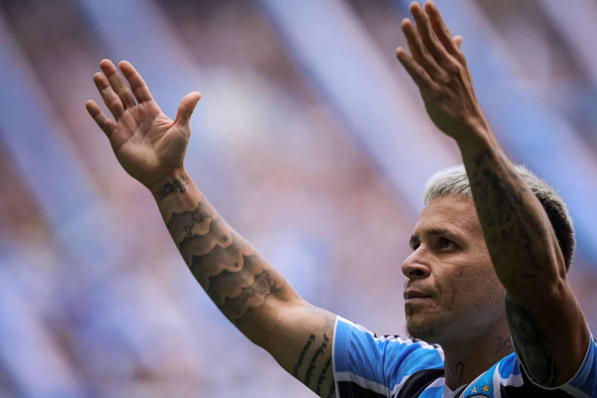 Novidades na escala&ccedil;&atilde;o abrem caminho para Gr&ecirc;mio superar problemas e o Atl&eacute;tico-GO